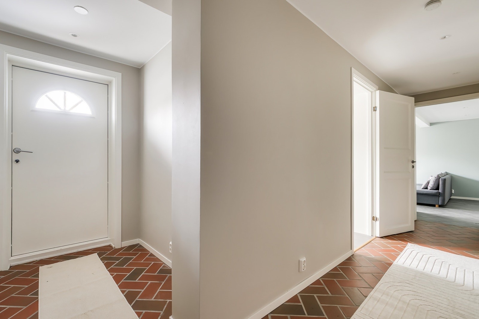 Flislagt inngangsparti til underetasjen Galleribilde