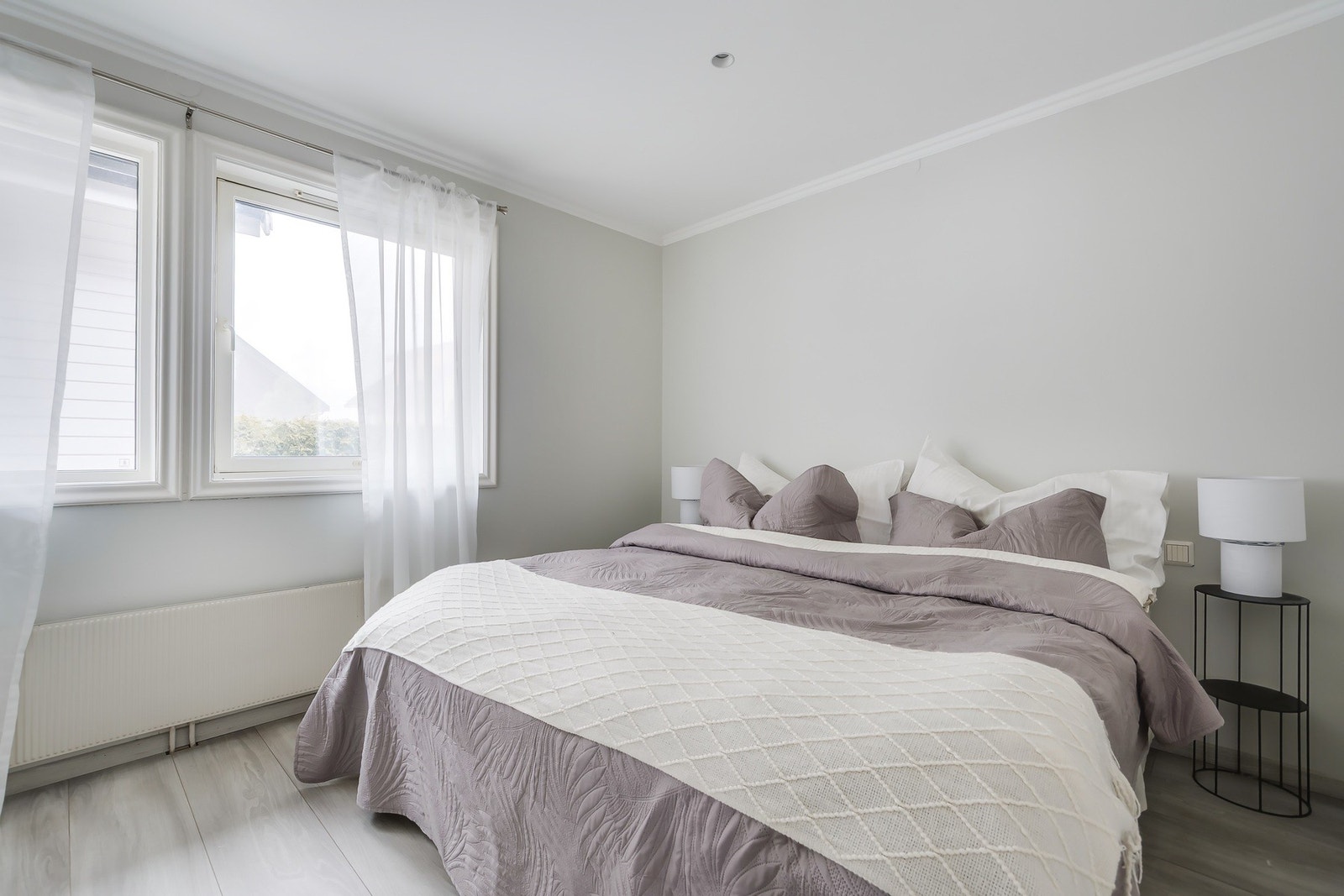 Romslig soverom med plass til dobbeltseng Galleribilde