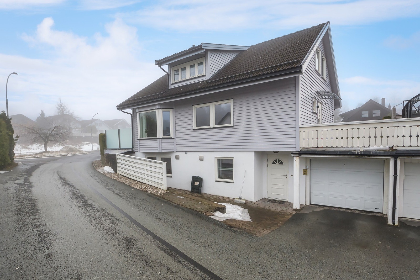 Boligen strekker seg over 3 plan og tomten er på 297 kvm Galleribilde