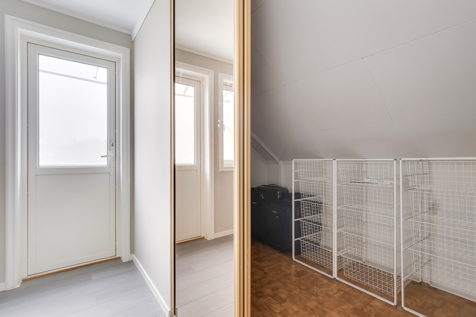 Praktisk skyvedørsgarderobe Galleribilde