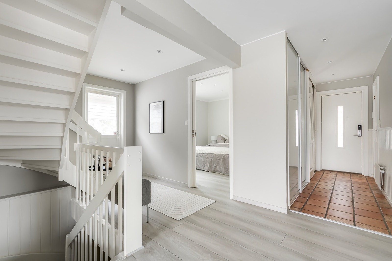 Boligen trapperom og inngangsparti Galleribilde