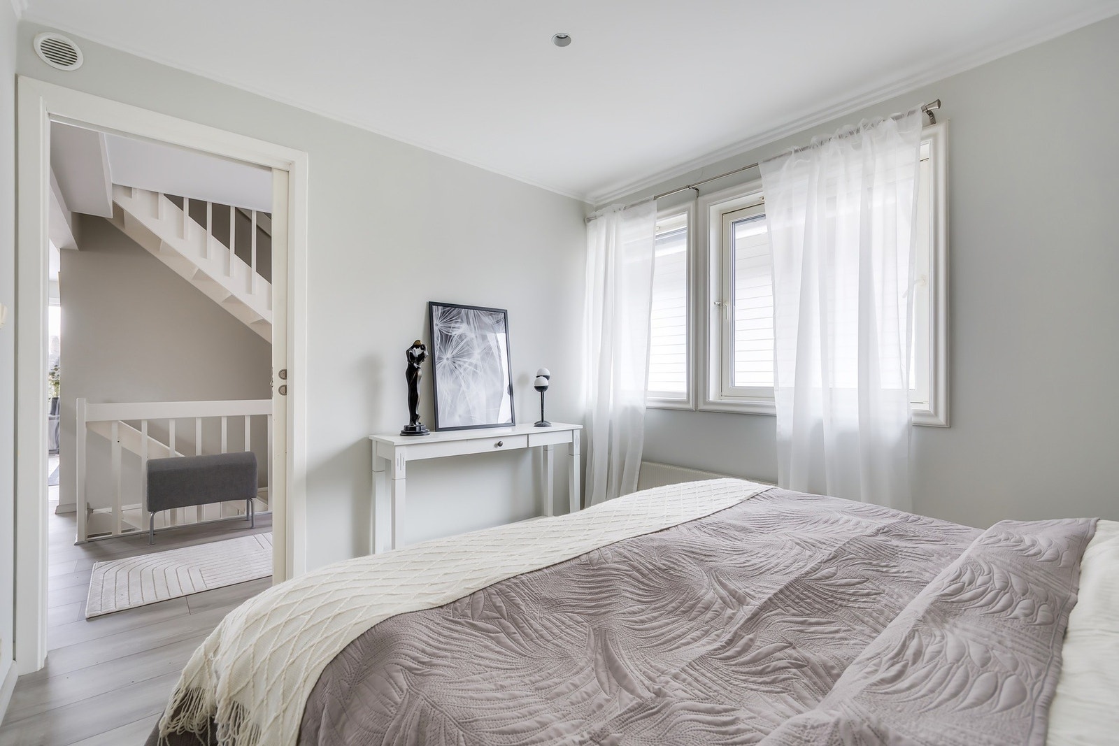 Praktisk skyvedør for god plassutnyttelse Galleribilde