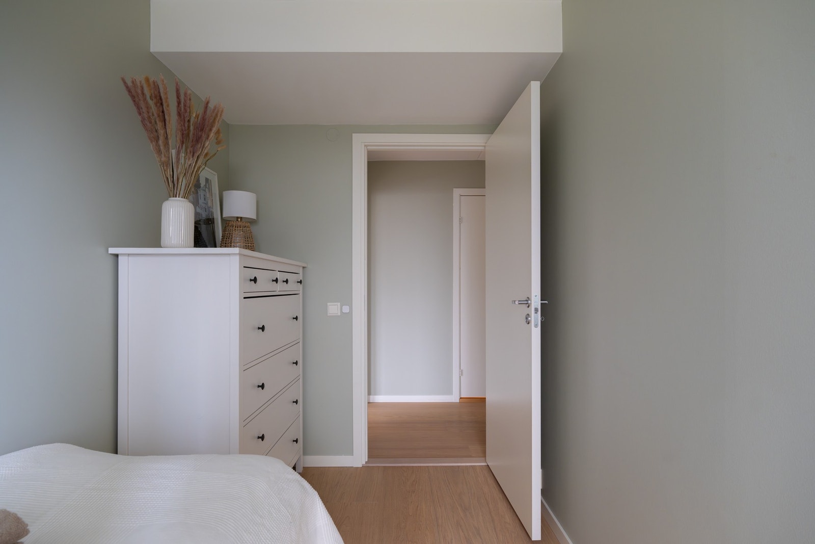 Plass til seng og oppbevaring. Galleribilde