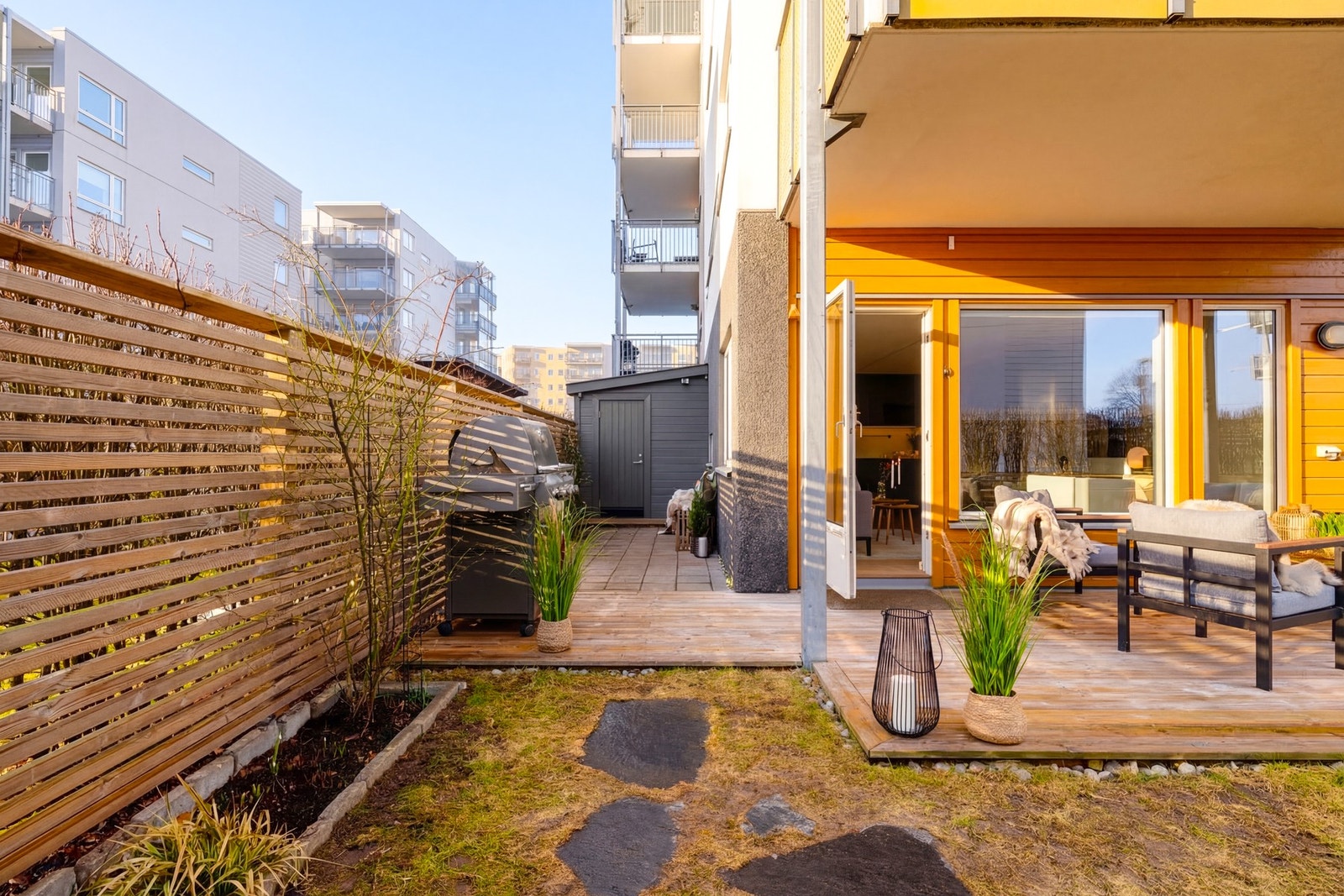 God plass til flere møbleringssoner som loungemøblement, solsenger, spisebord og benk. Galleribilde