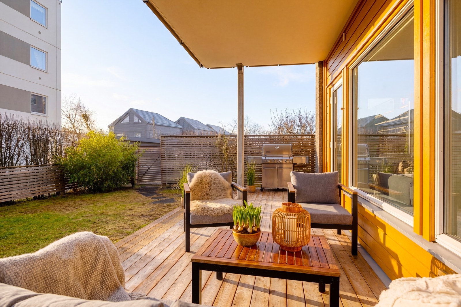 Gode solforhold på sommeren med sol fra morgen til kveld med et lite opphold på ettermiddagen i følge selger.
Bildet er delvis AI-redigert. Utsikt og solforhold er representative, med mindre avvik. Galleribilde