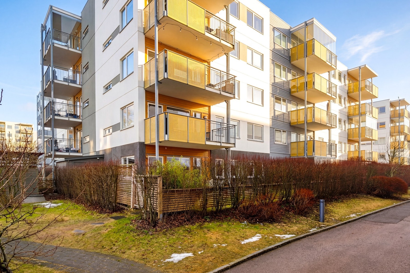 Fantastisk beliggenhet på enden av bygget med port direkte ut til flotte fellesområder. Galleribilde