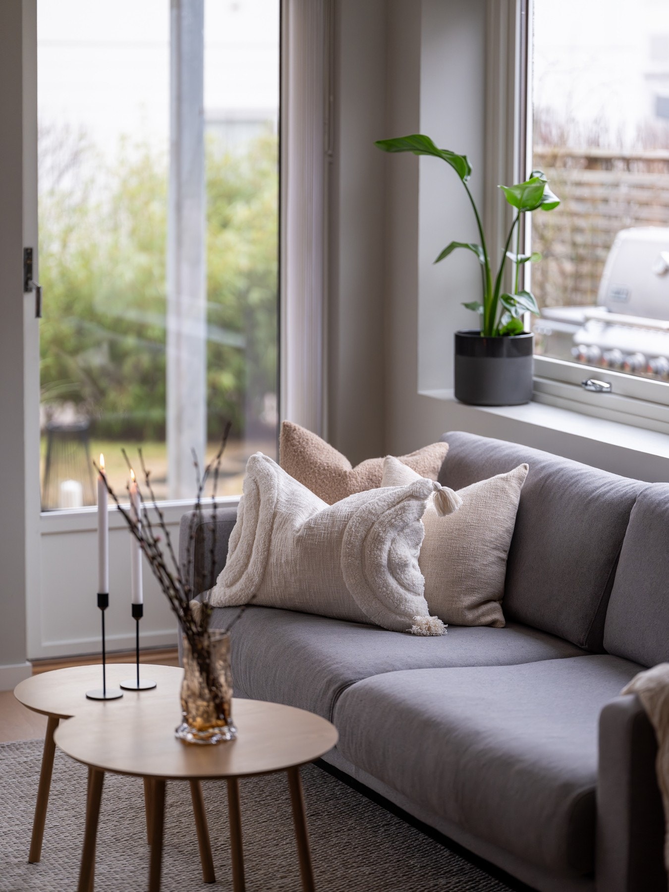 Stuen har god plass til sofa, salongbord og tilhørende mediemøblement. Galleribilde