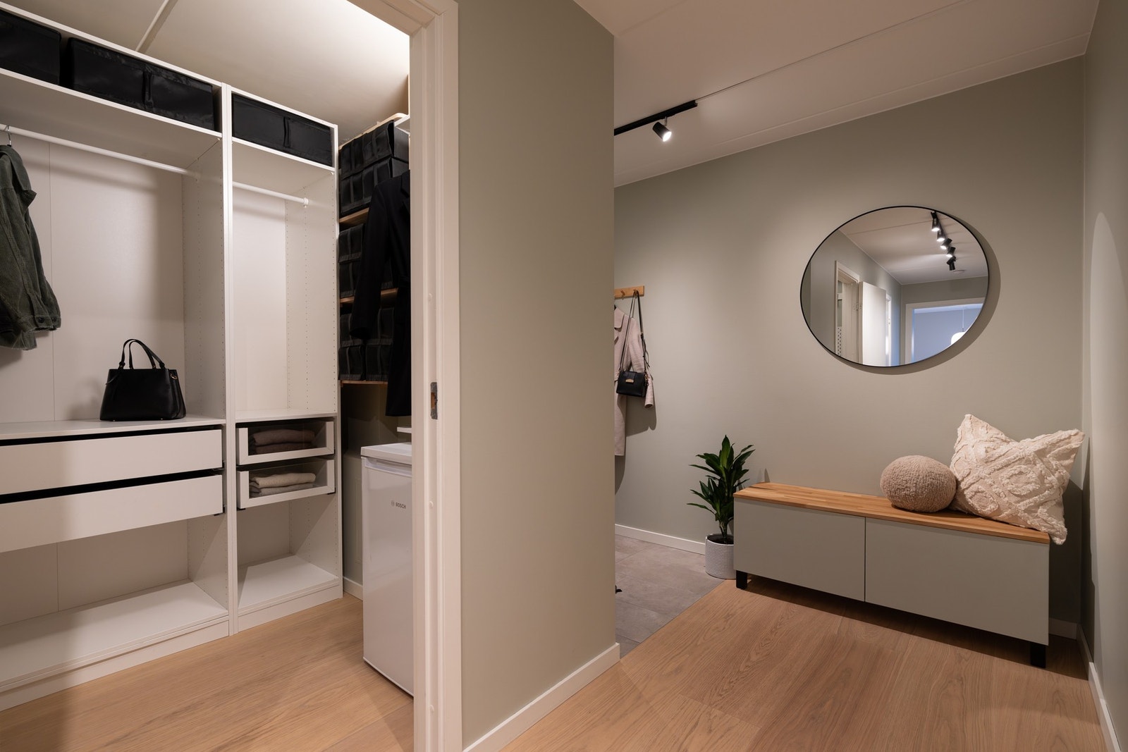 Det er også direkte tilgang til boligens innvendige bod/omkledningsrom. Galleribilde
