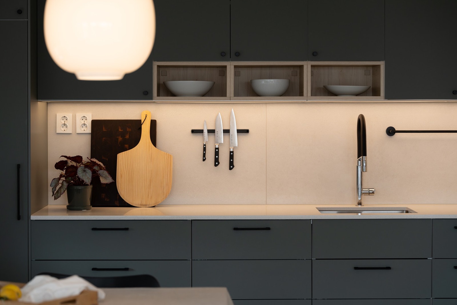 IKEA-kjøkken med glatte fronter, benkeplate i komposittstein og underlimt oppvaskkum med blandebatteri. Galleribilde