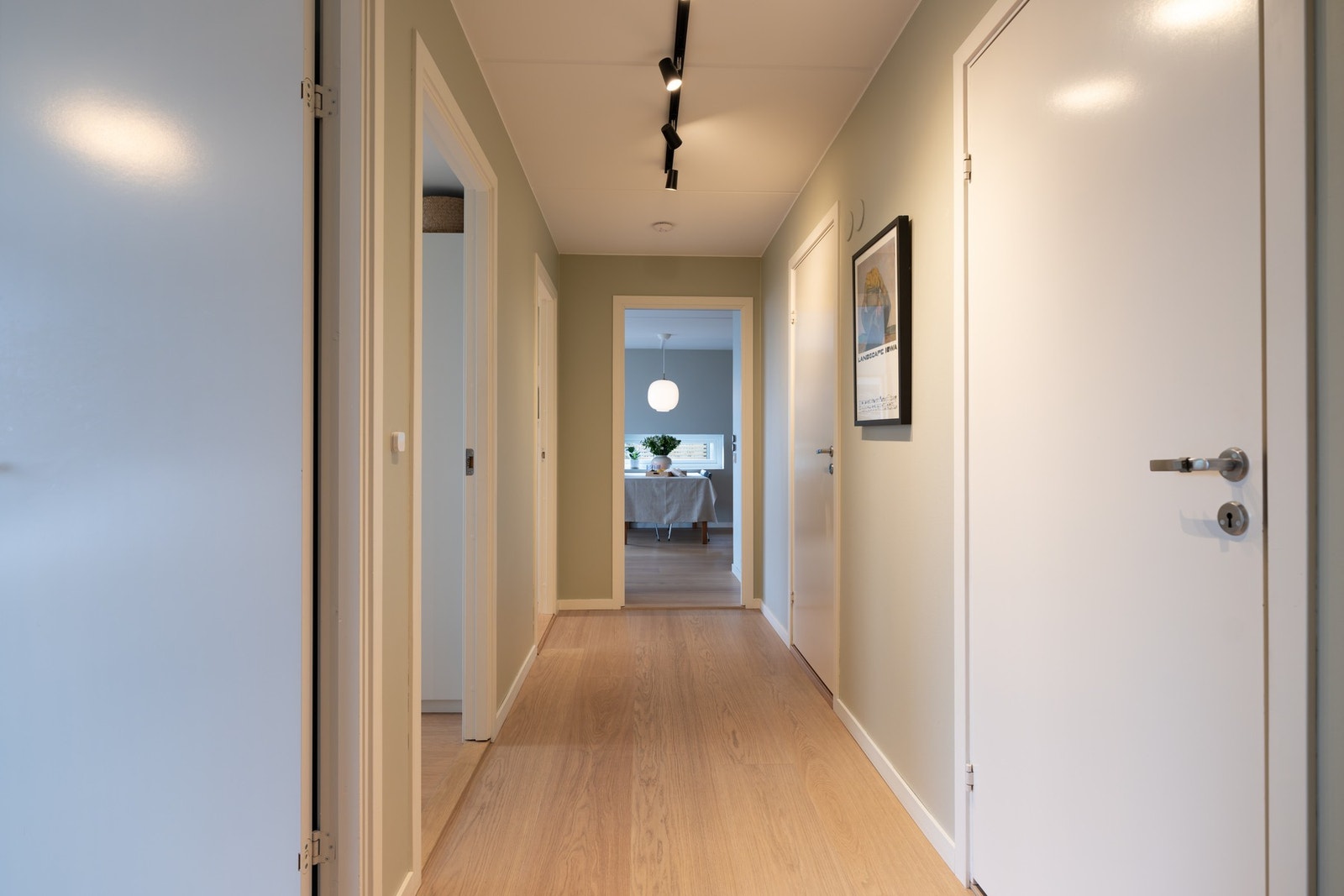 Gangen er knutepunktet i boligen med tilgang til alle rommene. Galleribilde