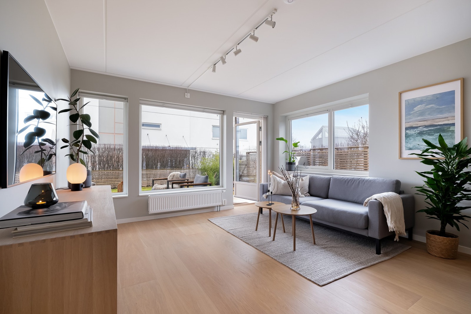 Store vindusflater gir godt med naturlig lys fra to sider. Galleribilde