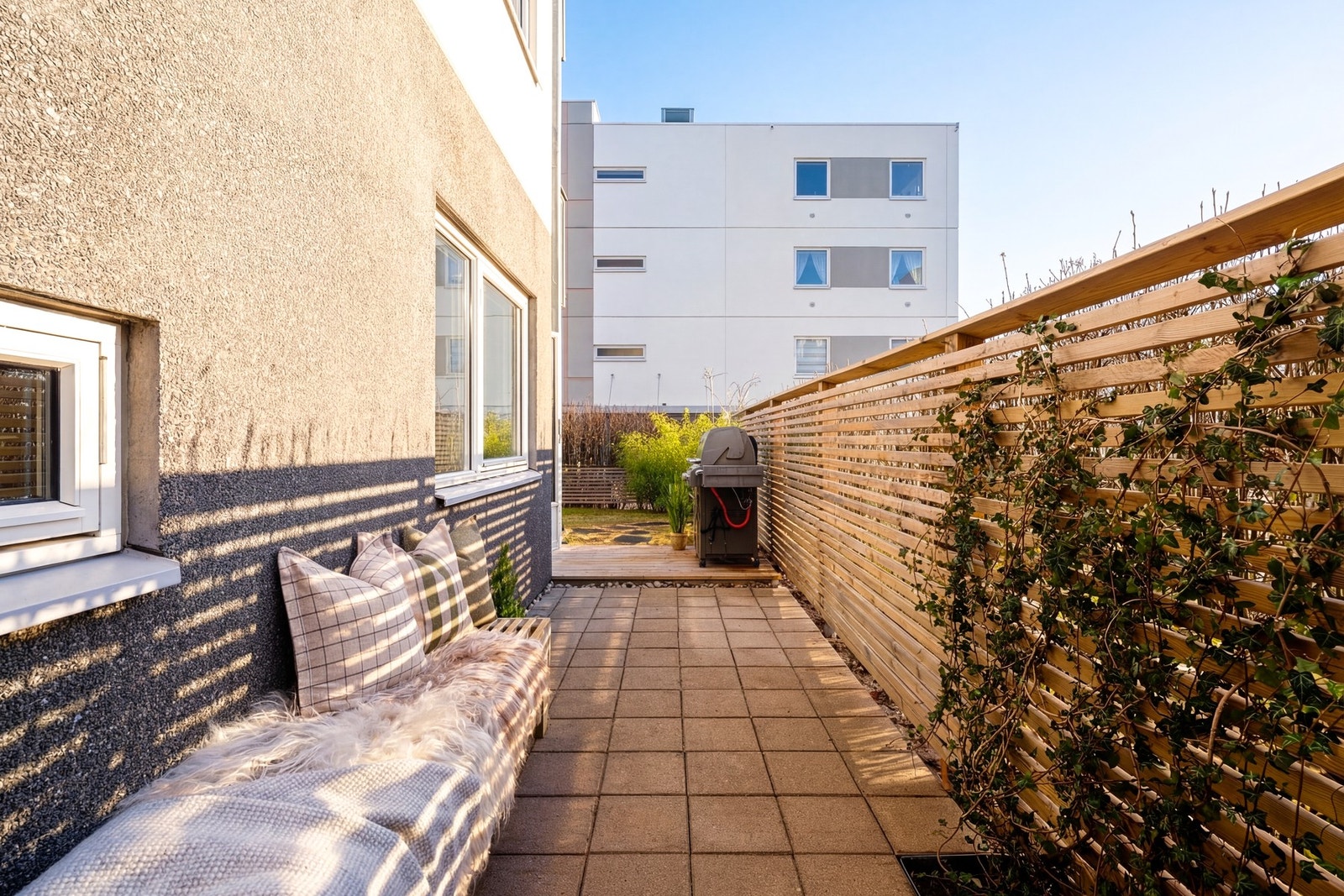 Terrassen ble i 2021-2023 oppgradert med ny utvidet platting, redskapsbod og steinheller på bakken. Bildet er delvis AI-redigert. Utsikt og solforhold er representative, med mindre avvik. Galleribilde