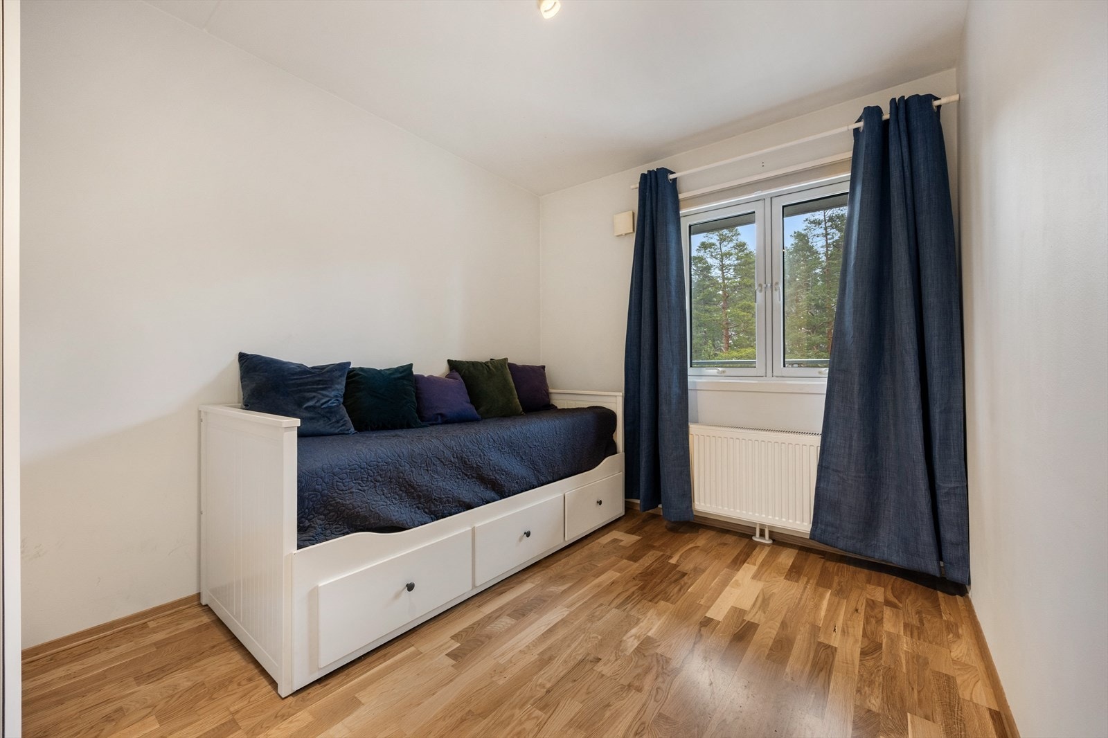 Leilighetens andre soverom passer utmerket som barnerom, gjesterom eller kontor. Galleribilde