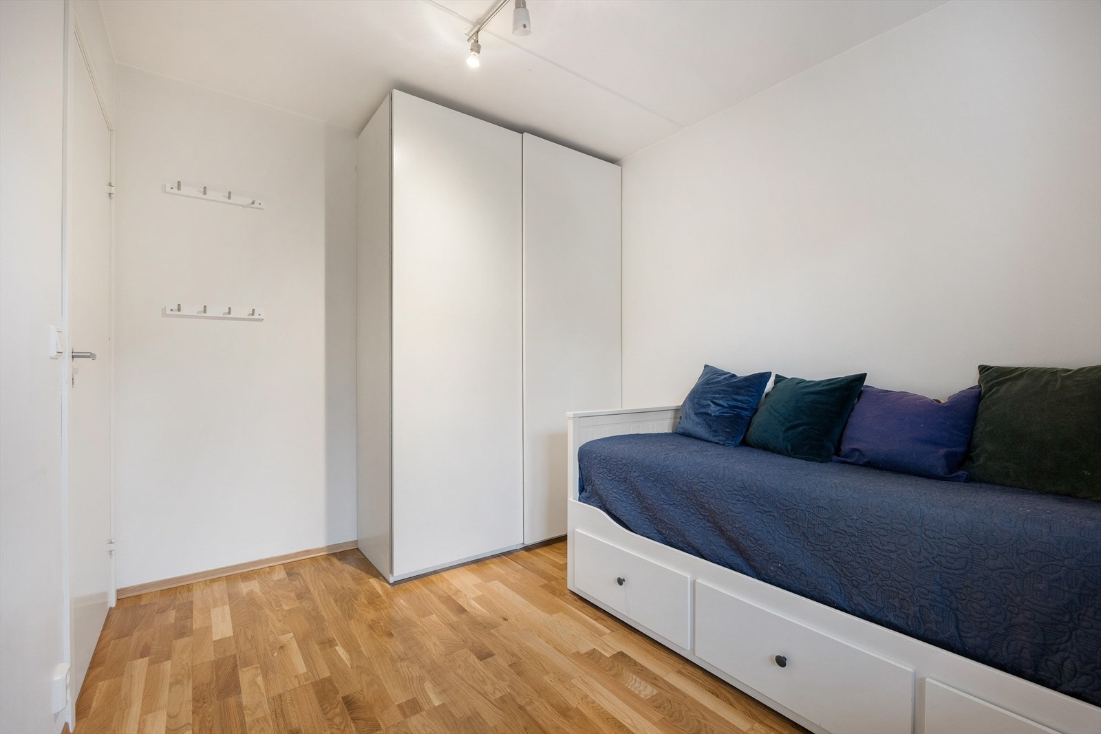 Rommet er utstyrt med innebygde skap for effektiv oppbevaring. Galleribilde