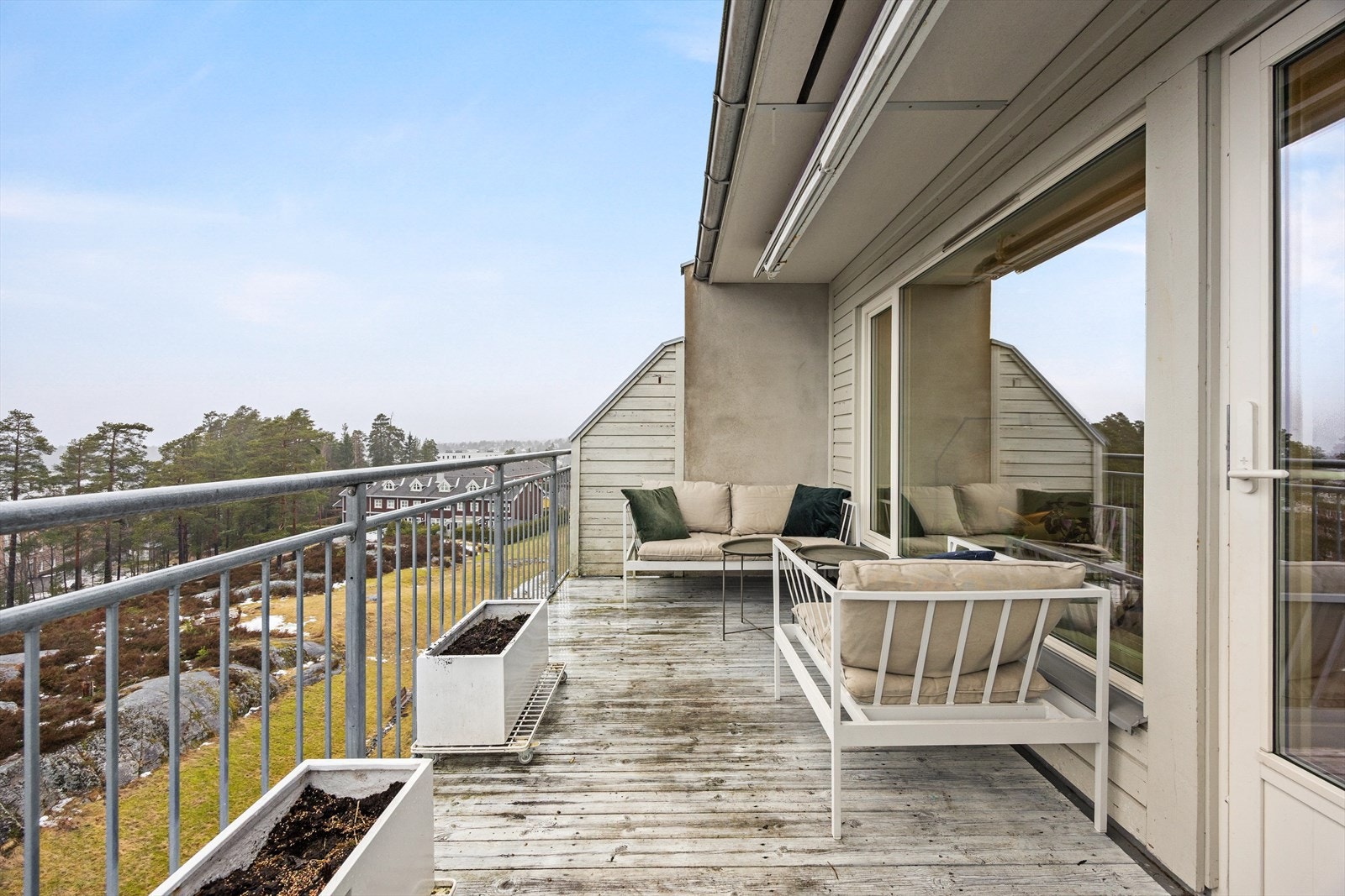 Utsikten fra balkongen er fri og vender ut mot rolige, grønne omgivelser. Galleribilde