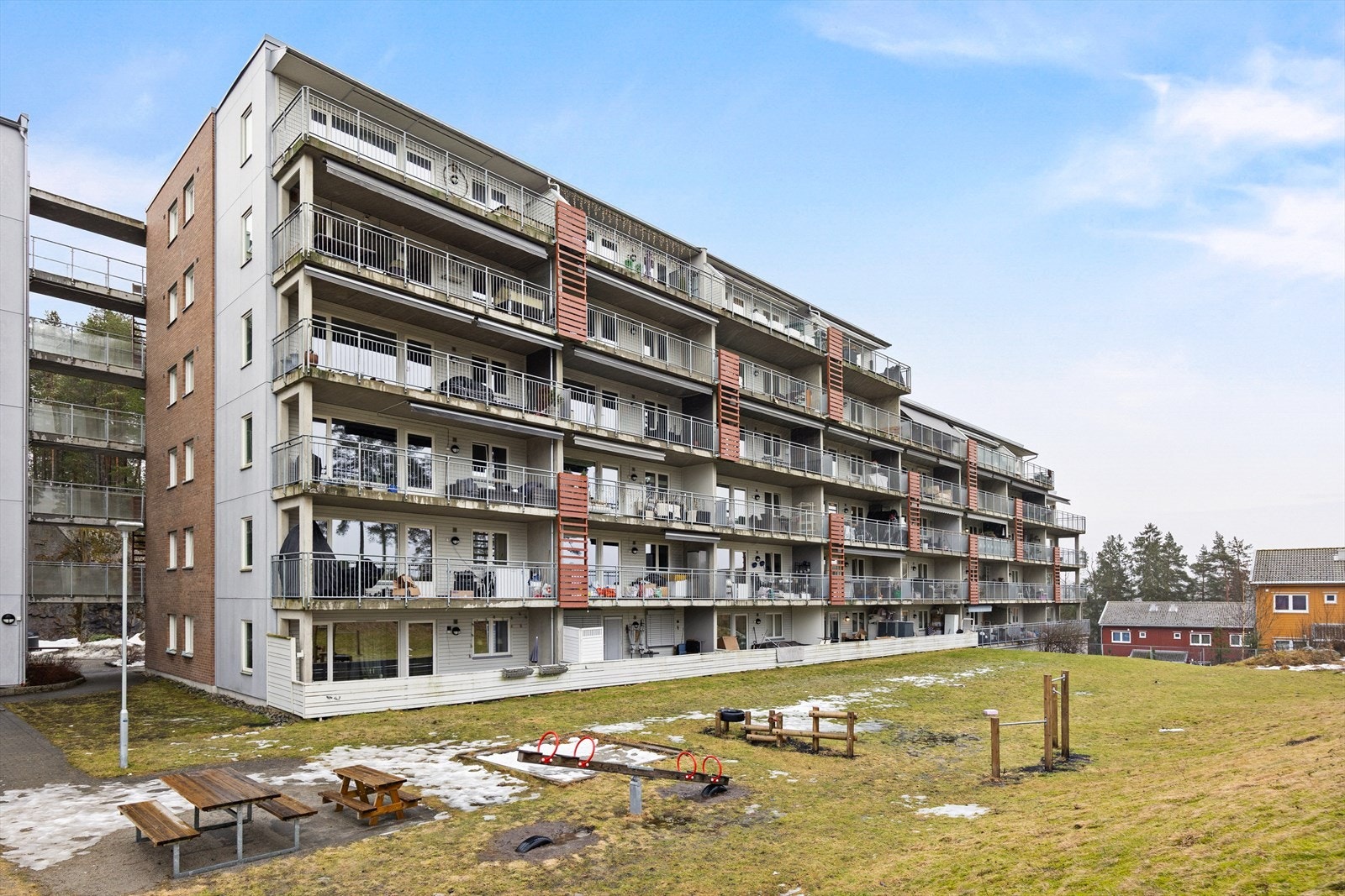 Bygget fra 2012 har en moderne arkitektur med fasader i teglstein og pussede overflater. Galleribilde