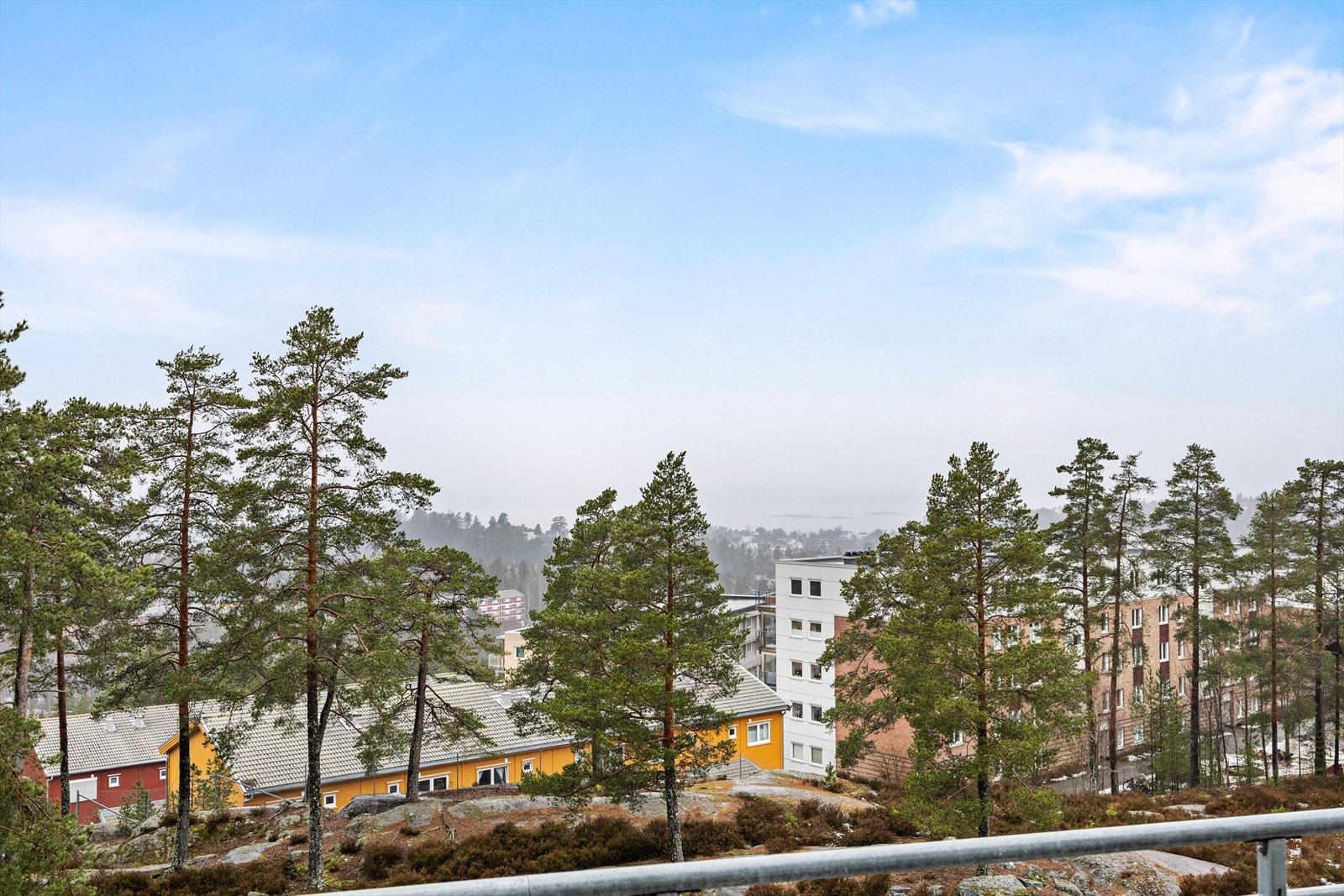 Kort vei til Senter Syd Mortensrud, skoler, barnehager og T-bane som tar deg raskt til sentrum. Galleribilde