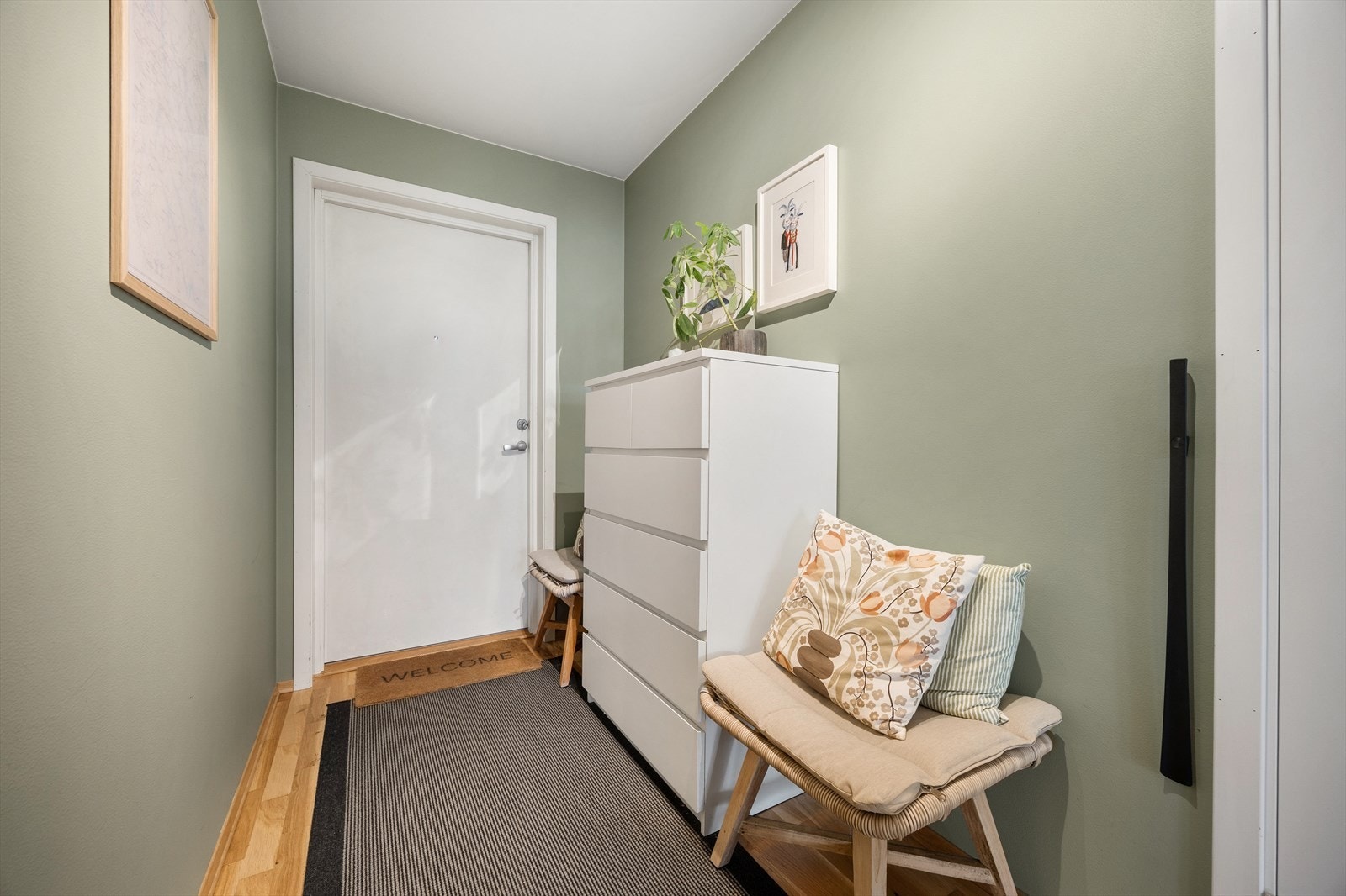 Entréen har plass til yttertøy og gir tilgang til en praktisk innvendig bod for ekstra lagring. Galleribilde