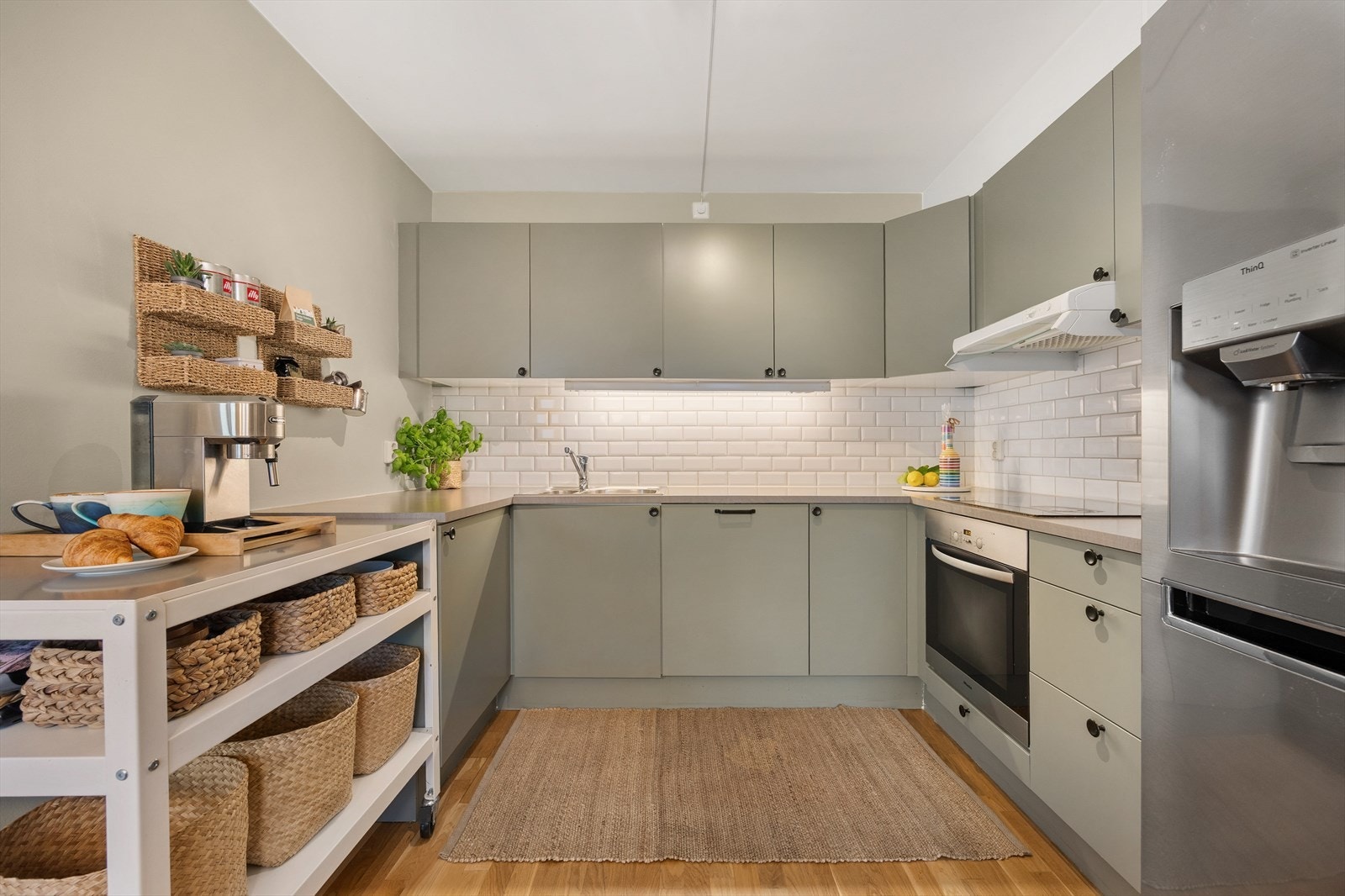 Kjøkkeninnredningen har godt med skapplass og en arealeffektiv hjørneløsning. Galleribilde