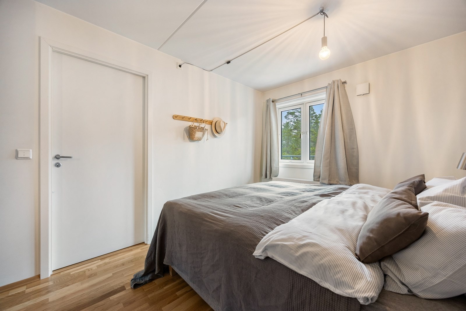 Leiligheten har to soverom. Hovedsoverommet har god plass til dobbeltseng og nattbord. Galleribilde