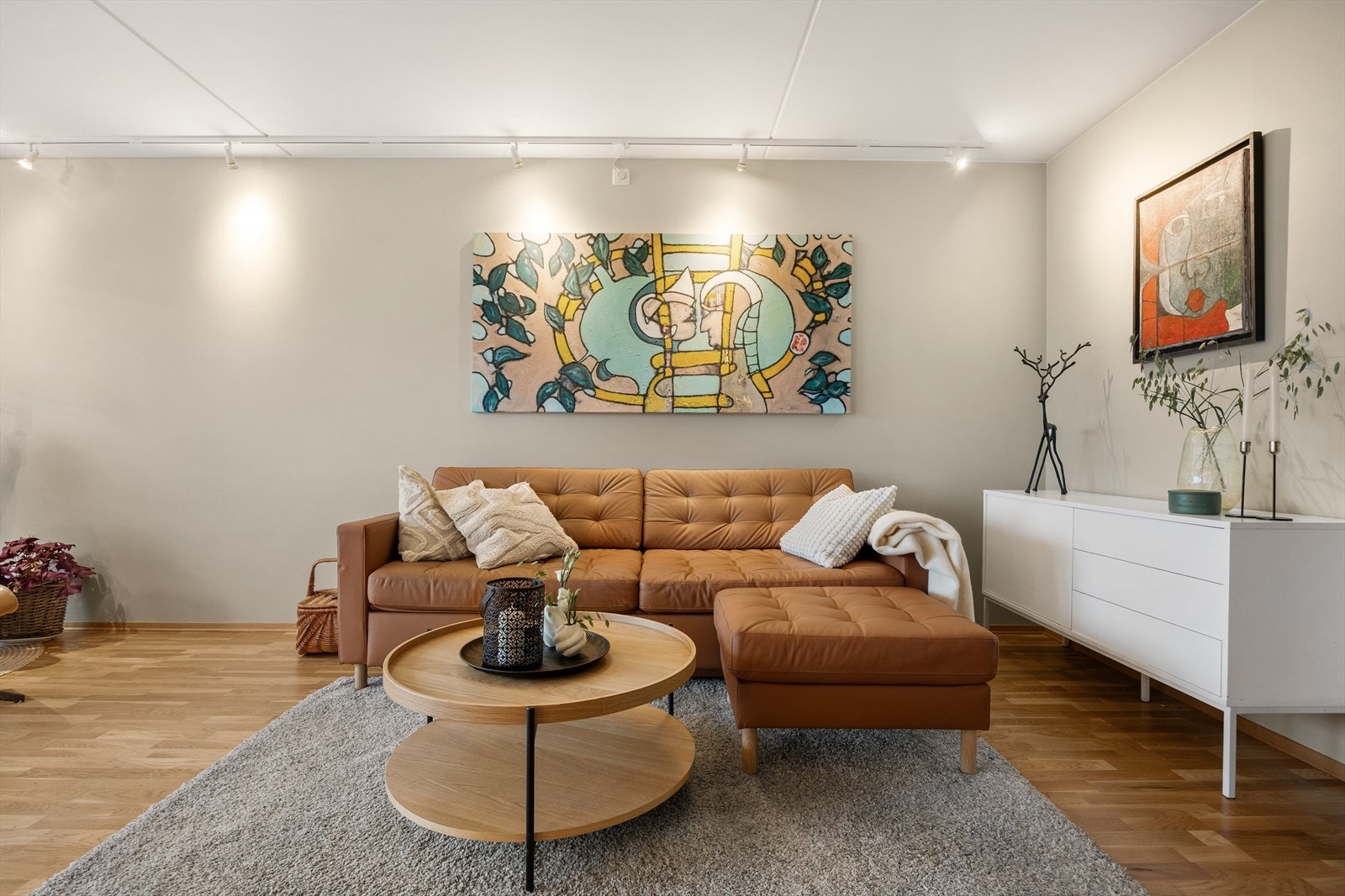 Gjennomgående parkett og malte flater gir et helhetlig og stilrent inntrykk. Galleribilde