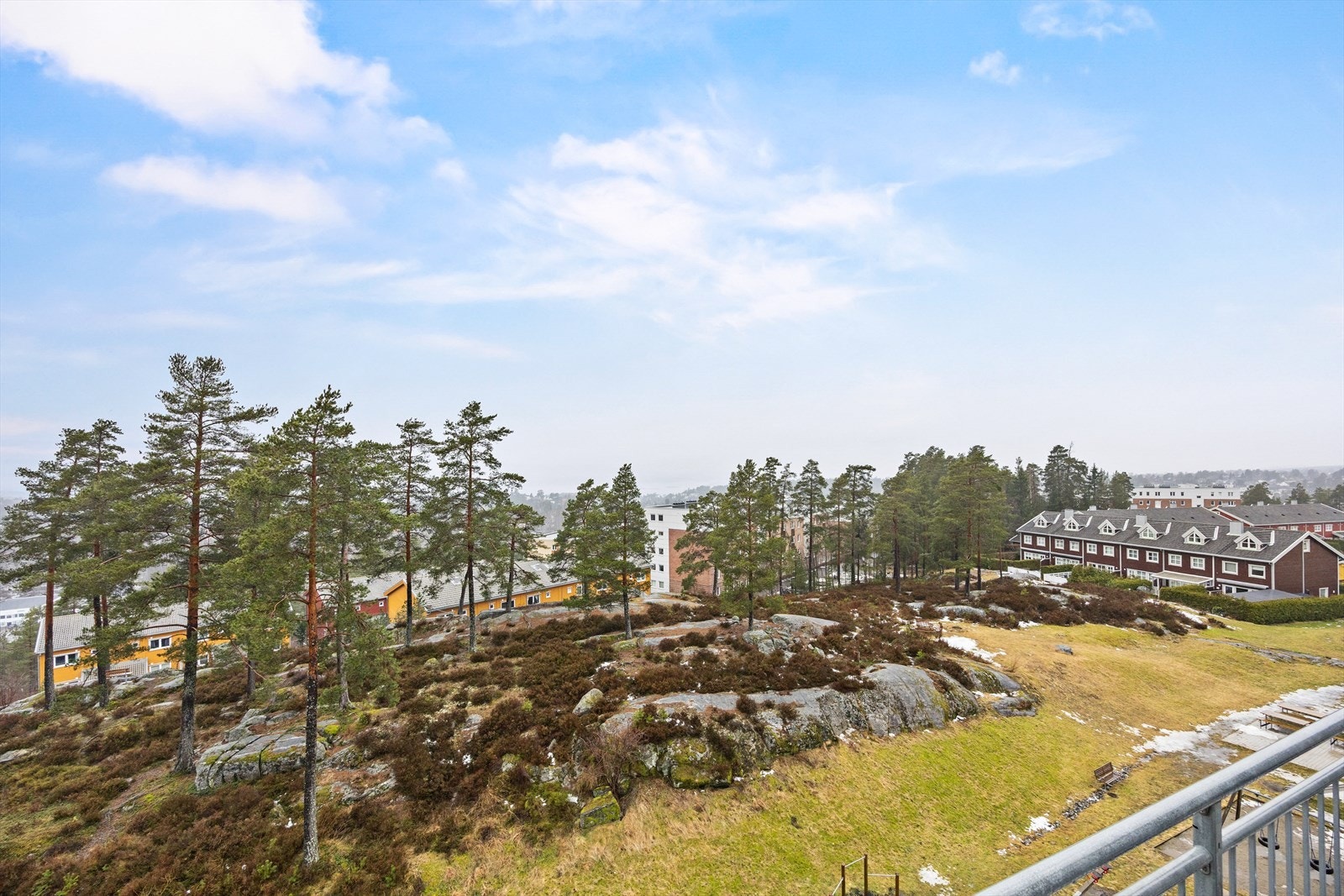 Fra leiligheten har man en luftig utsikt over grønne, skogkledde omgivelser. Galleribilde