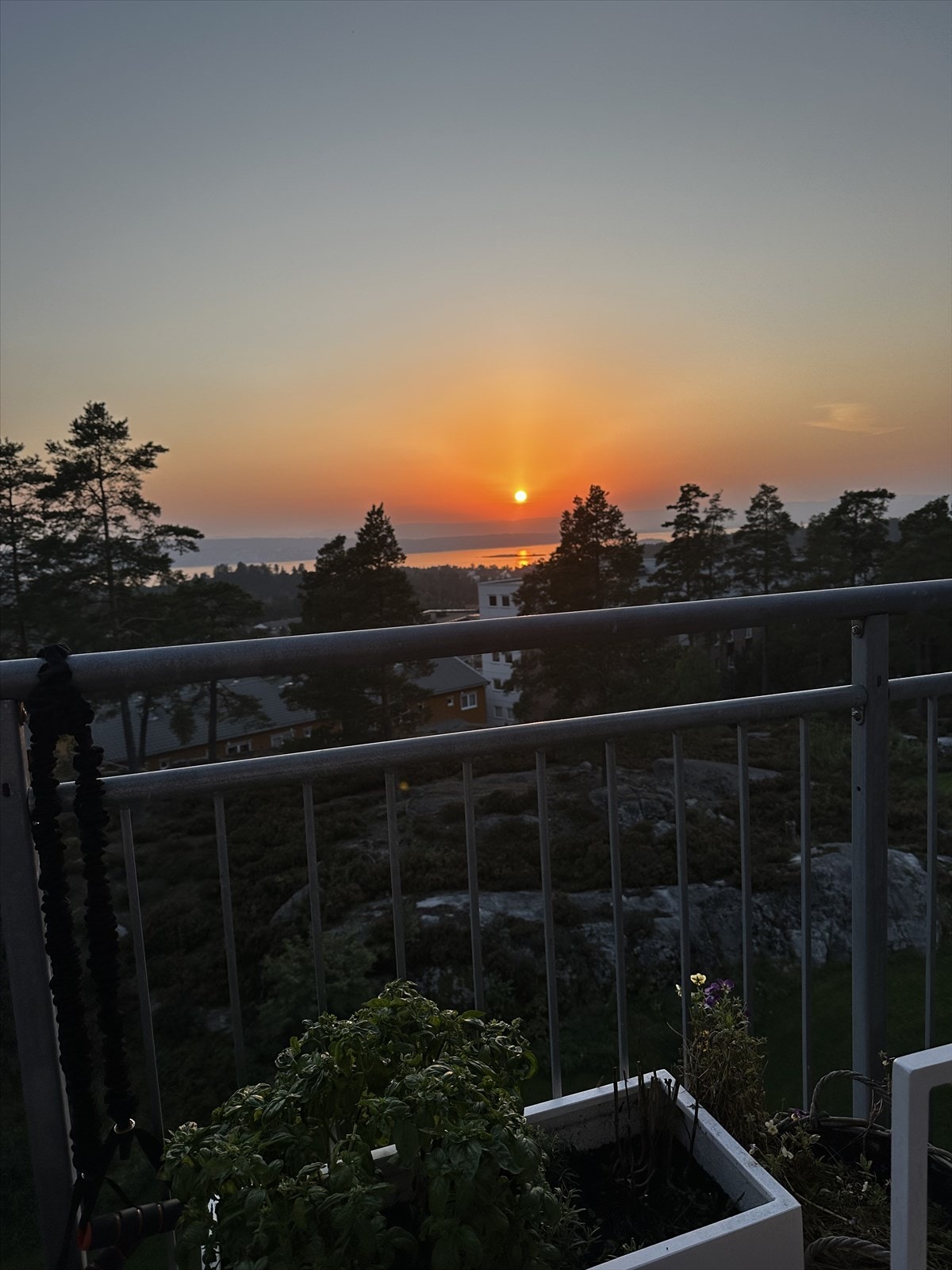 Fra balkongen kan du nyte sene sommerkvelder. Galleribilde