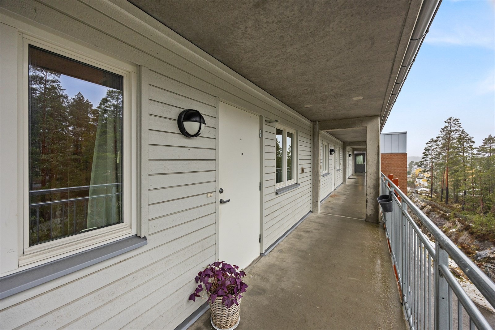 Adkomst til leiligheten i 6. etasje via overbygget svalgang. Galleribilde