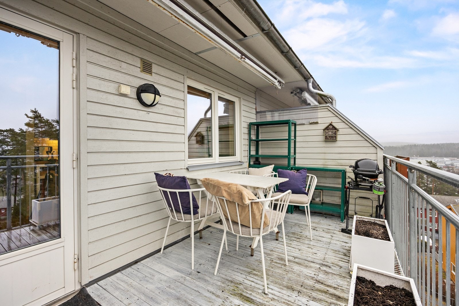 Her kan man nyte utsikten over grønne, skogkledde omgivelser. Galleribilde