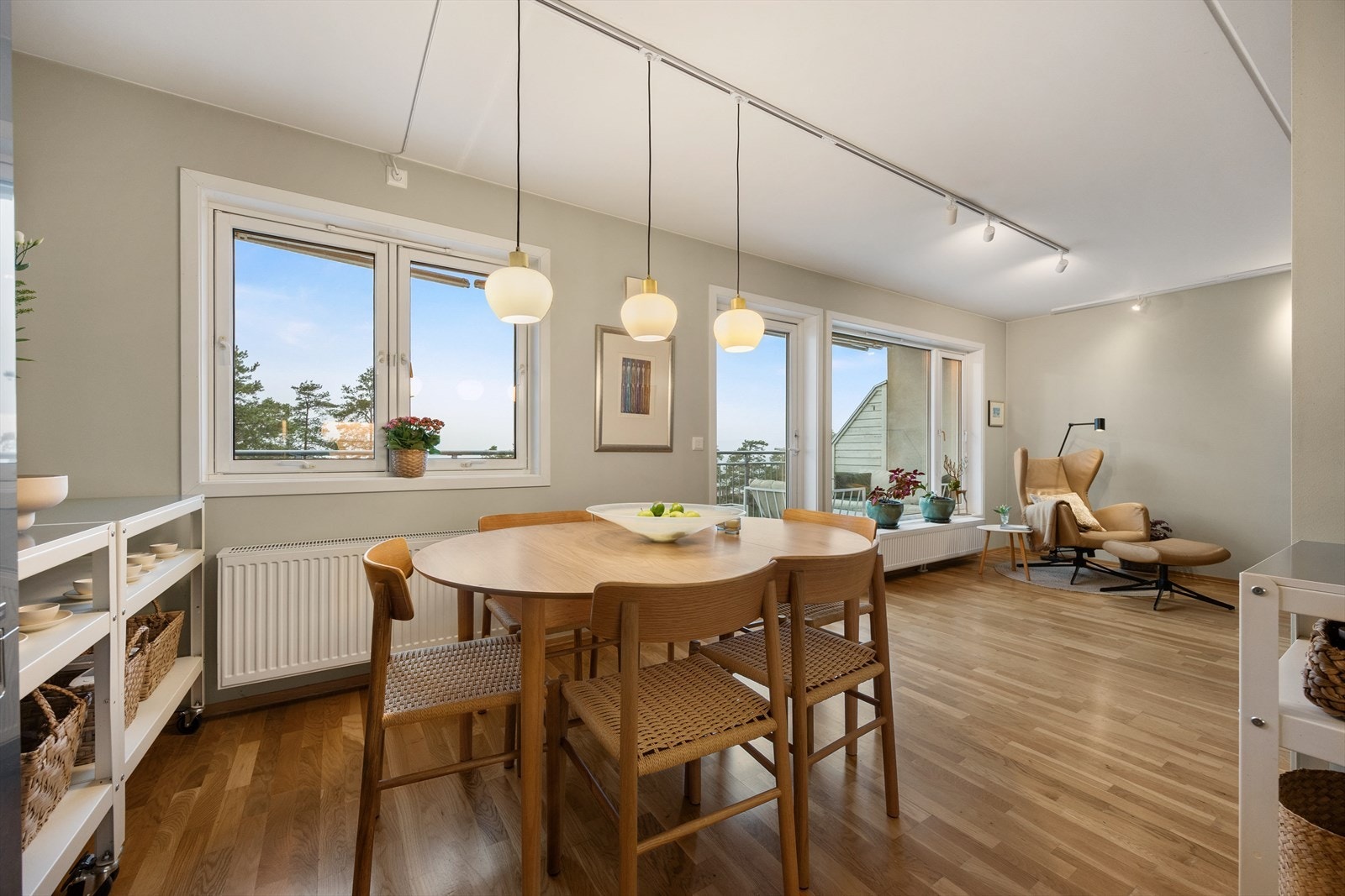 Vindusflatene ved spiseplassen slipper inn godt med dagslys og gir utsikt mot grønne omgivelser. Galleribilde