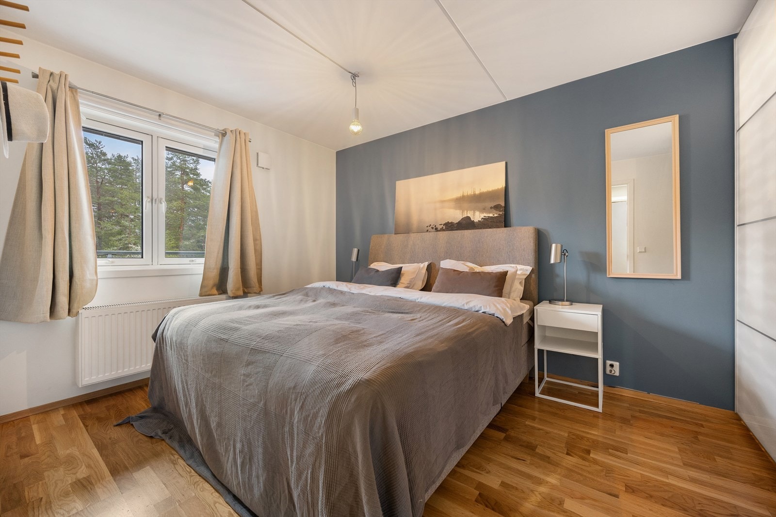 Også soverommene har parkett på gulv og radiatorer tilknyttet fjernvarmeanlegget. Galleribilde