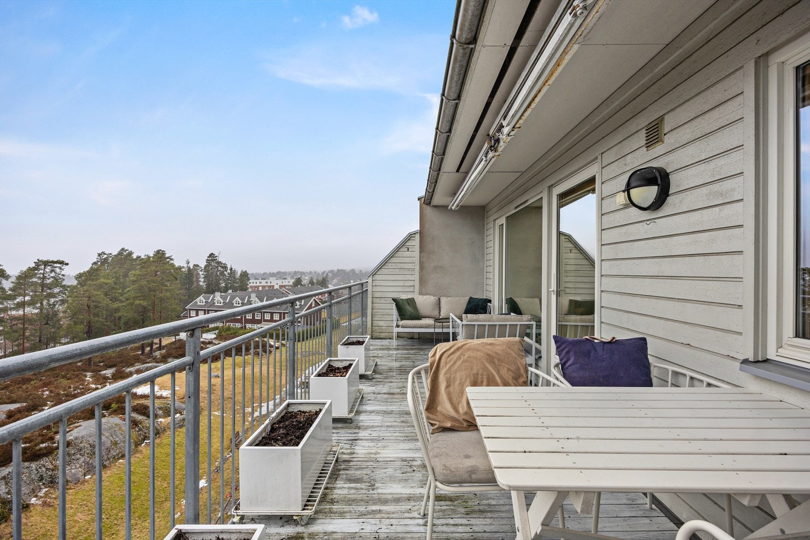 Balkongen har god plass til både en loungegruppe og en spiseplass. Galleribilde