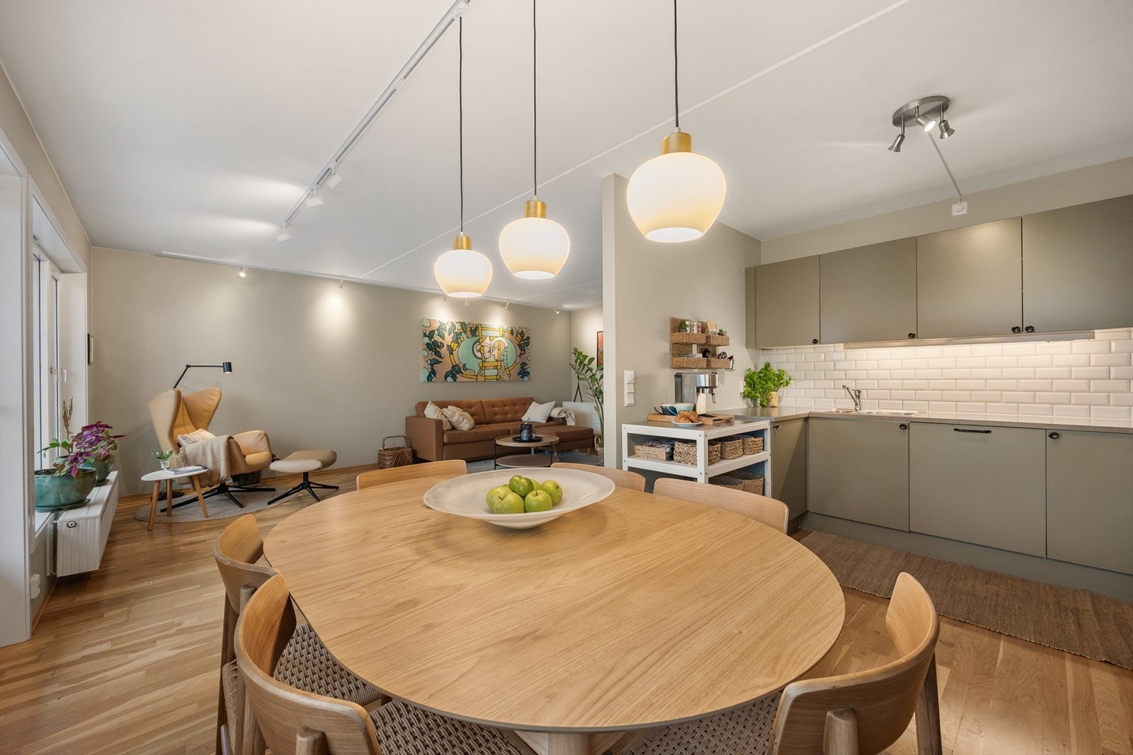 Kjøkkenet er praktisk utformet med nye, slette fronter fra 2024 og en naturlig plassering i den åpne sonen. Galleribilde