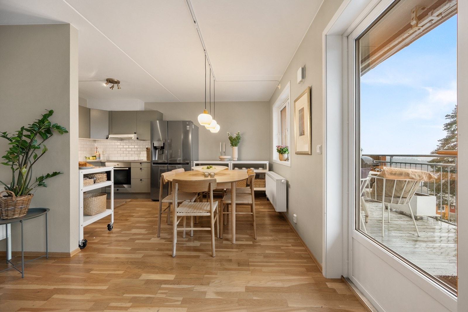 Direkte utgang til balkongen fra stuen visker ut skillet mellom inne og ute. Galleribilde