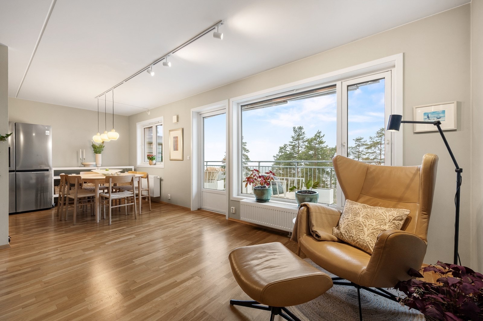 Hele rommet bades i lys fra de store vinduene med utgang til solrik vestvendt balkong. Galleribilde