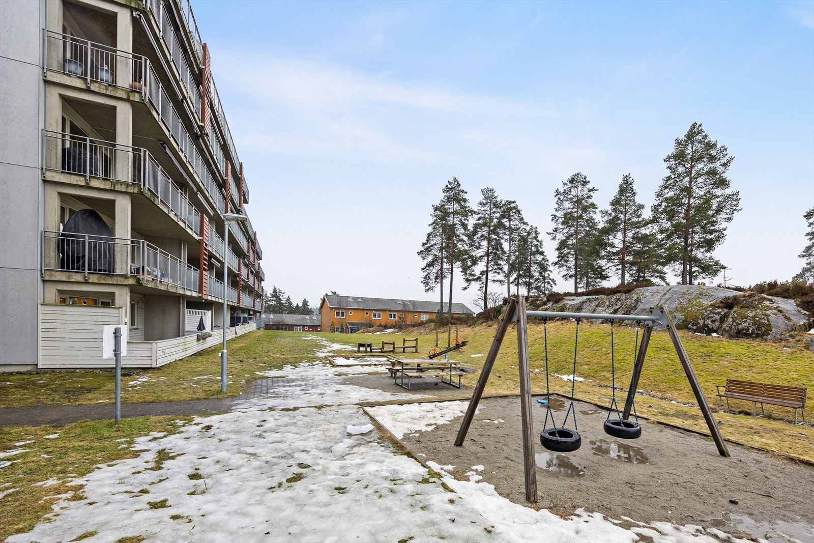 Fellesarealene er pent opparbeidet med lekeplass og sittegrupper. Galleribilde