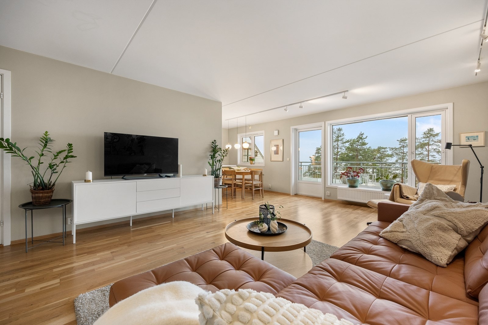 Den sosiale sonen har en takhøyde på 2,42 meter og rikelig med lys fra vest. Galleribilde