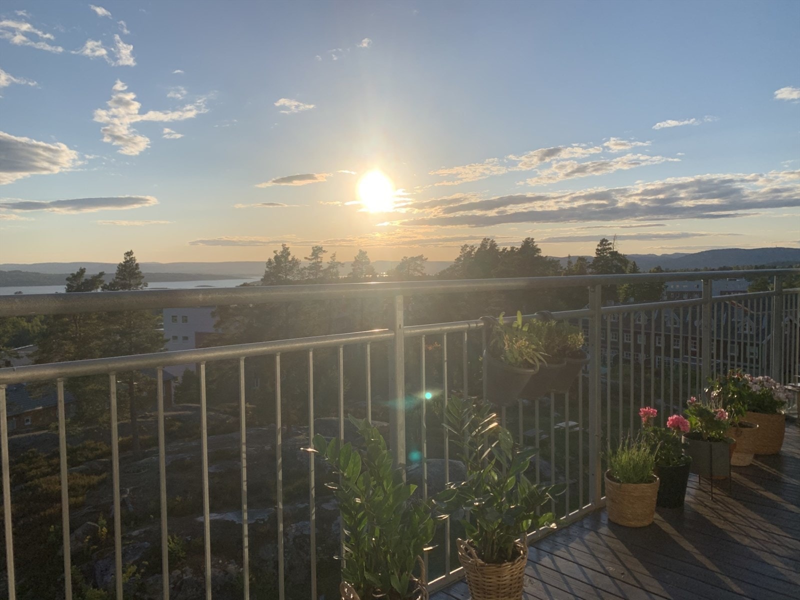 Selgers private bilde - ustyn fra balkong til flotte grøntarealer. Galleribilde