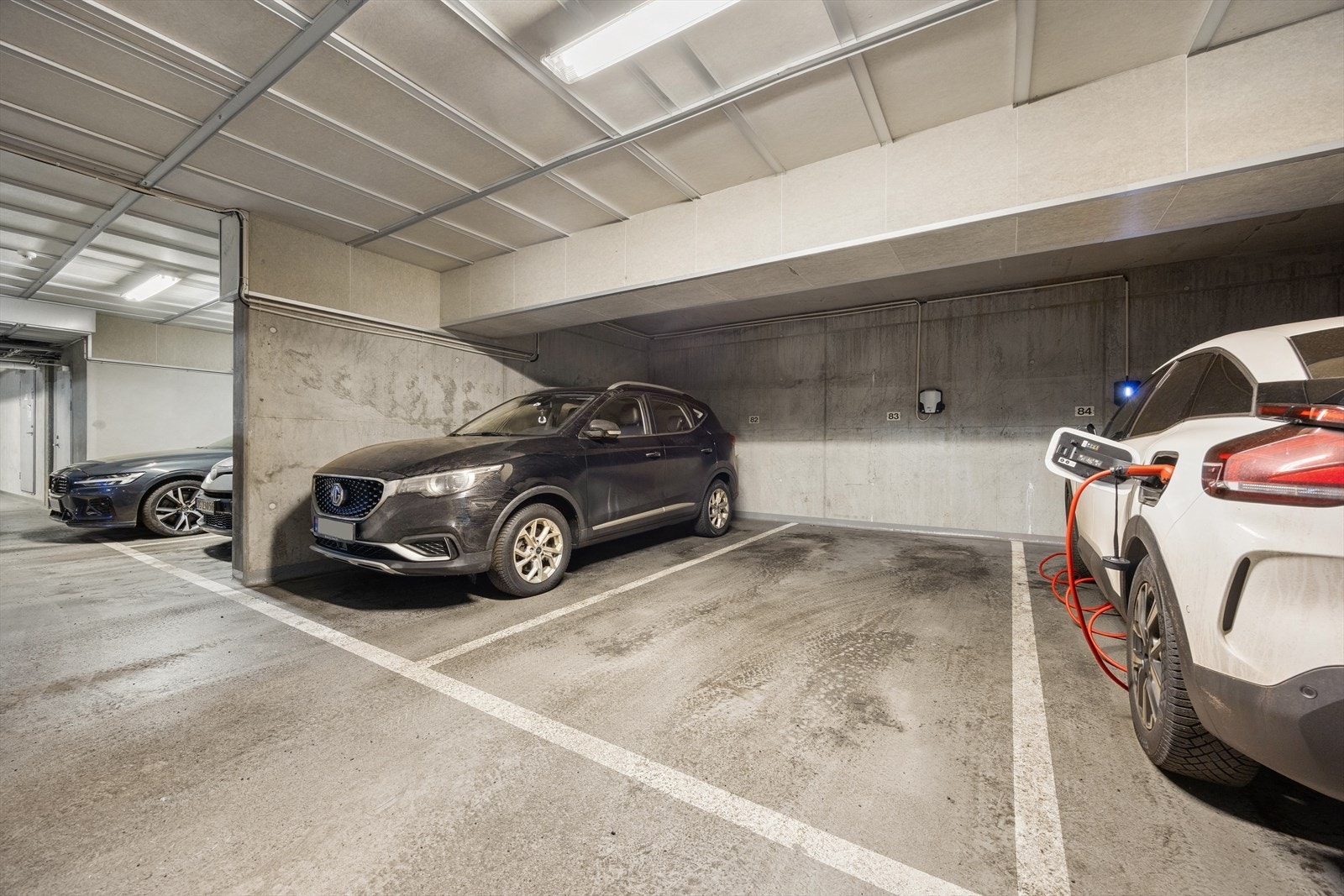 I kjelleren medfølger en parkeringsplass og en bod på 5 m². Heisen tar deg direkte opp til leilighetsplan. Galleribilde