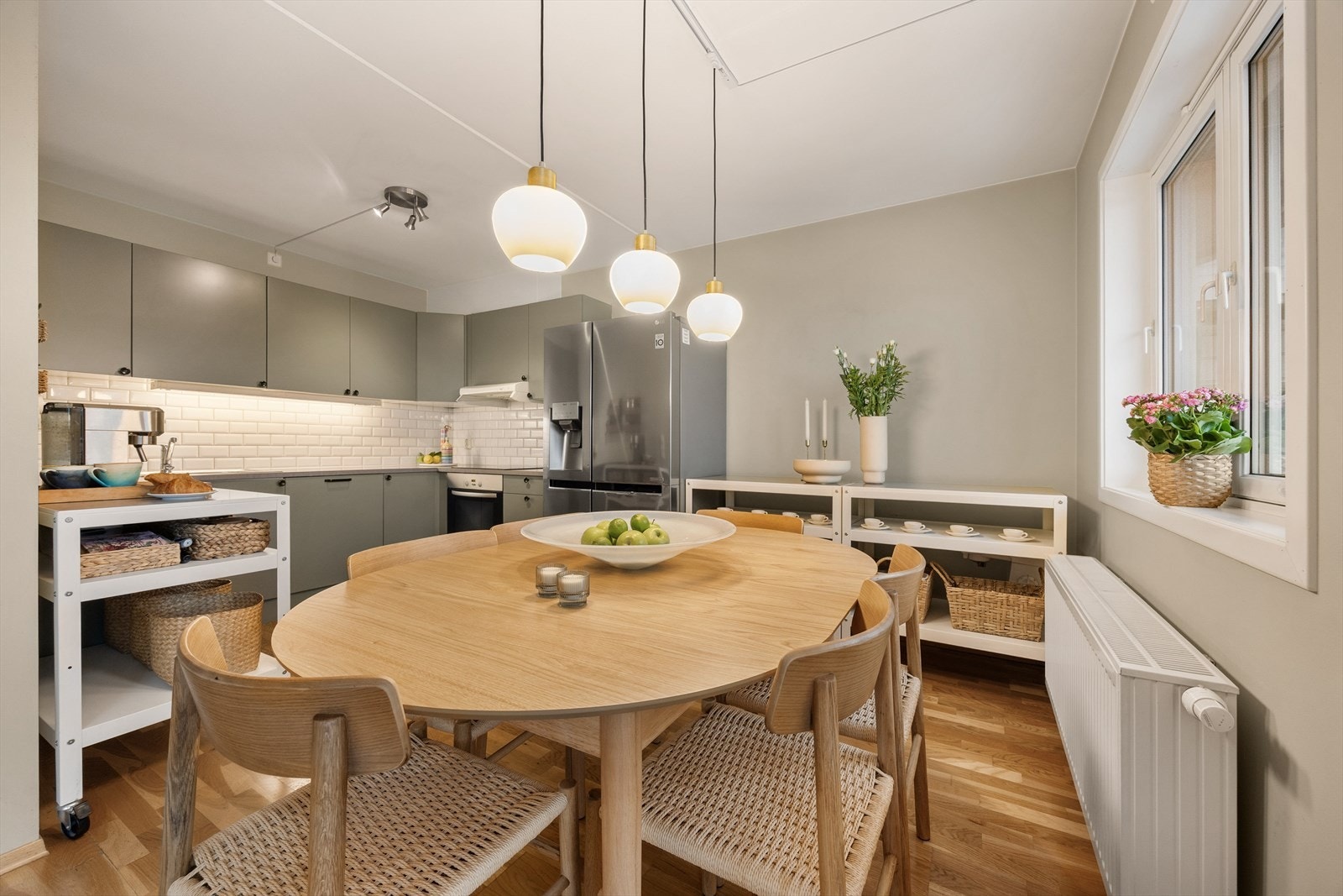 Spiseplassen binder stue og kjøkken sammen. Oppvarming via radiatorer tilknyttet fjernvarme er inkludert i felleskostnadene. Galleribilde