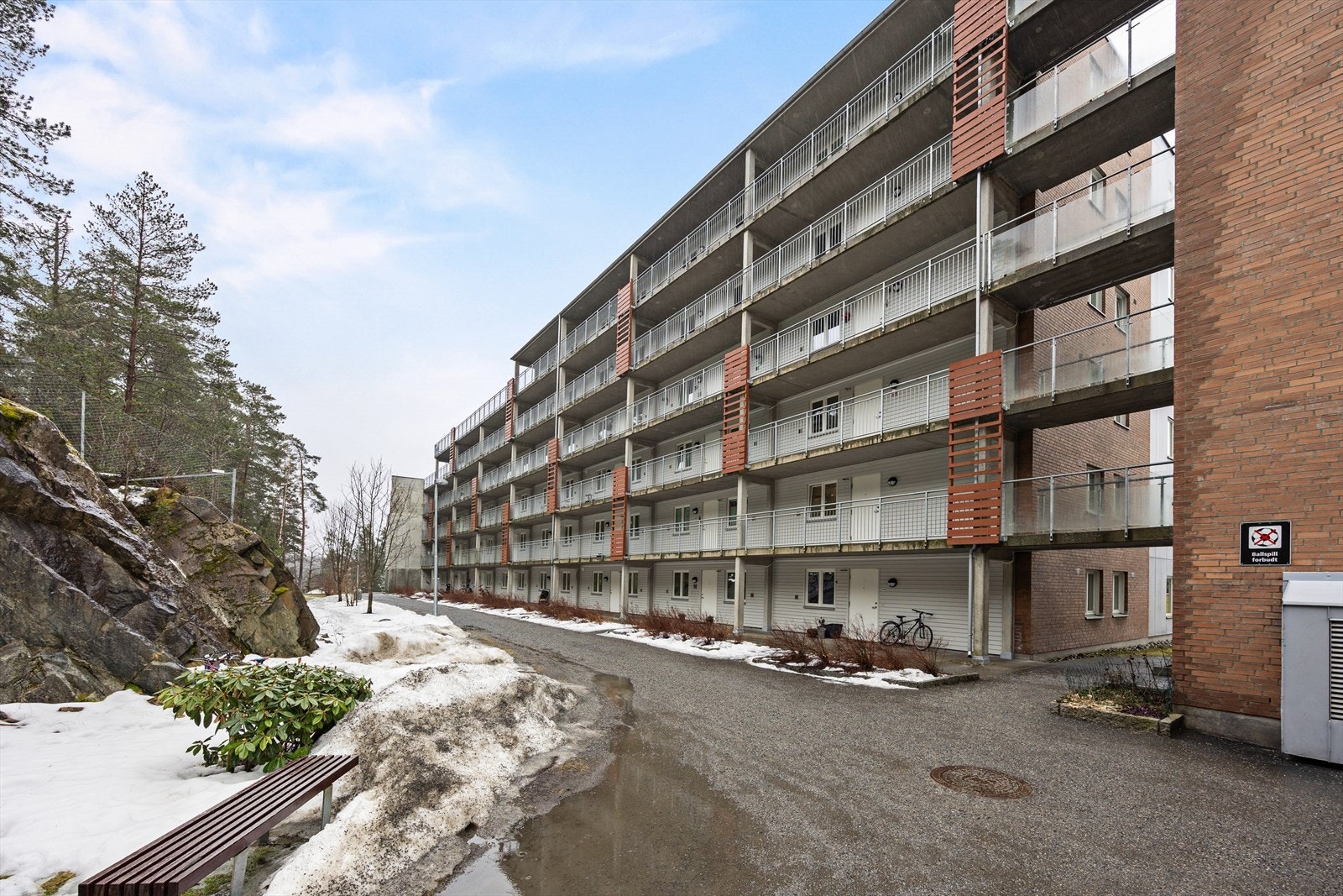 Eiendommen ligger høyt og fritt på Mortensrudhøyden, tilbaketrukket og rolig. Galleribilde