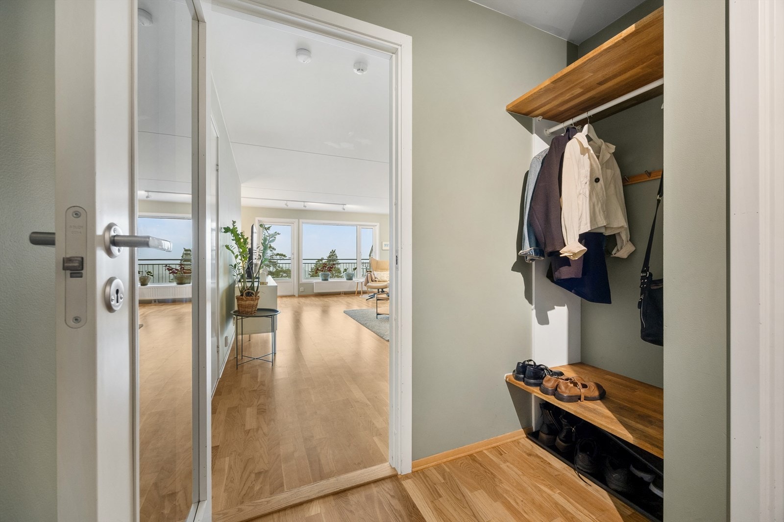 Fra gangen åpner leiligheten seg opp mot stuen. En dør med glassfelt slipper lyset videre inn i boligen. Galleribilde