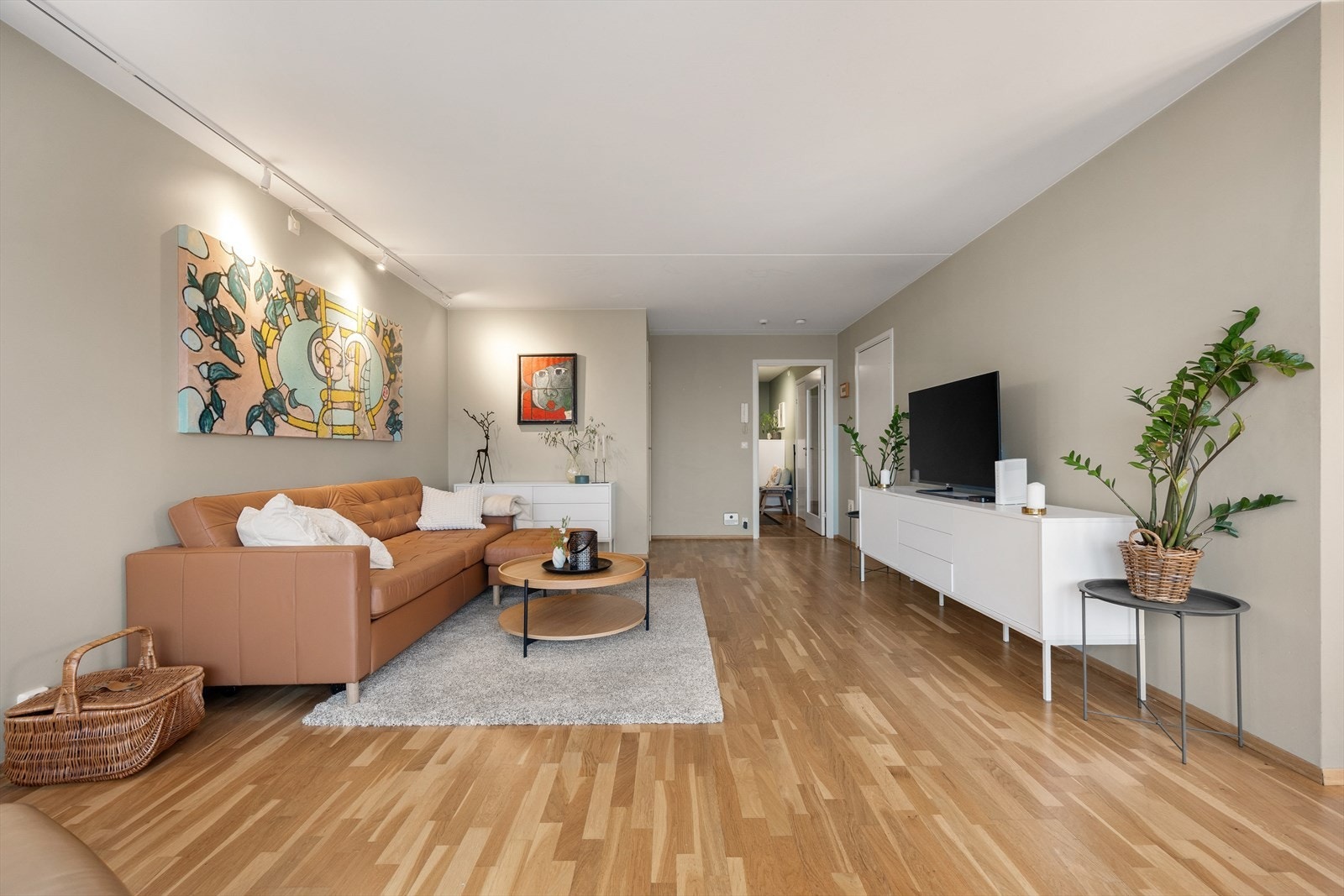 Den åpne stuen er enkel å møblere etter eget ønske. Galleribilde