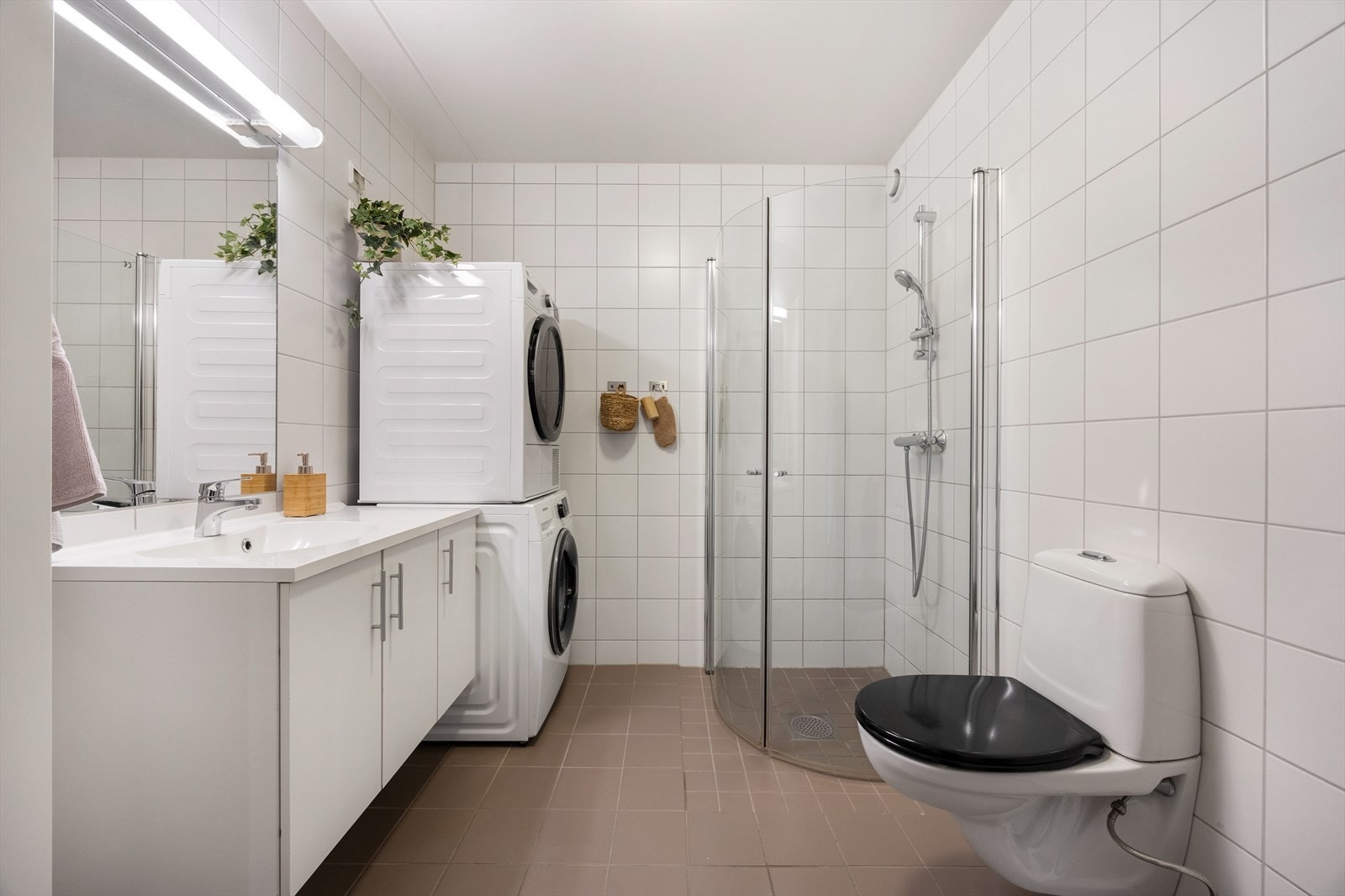 Mekanisk avtrekk, styrt fra kjøkkenet, sikrer et godt inneklima på badet. Galleribilde