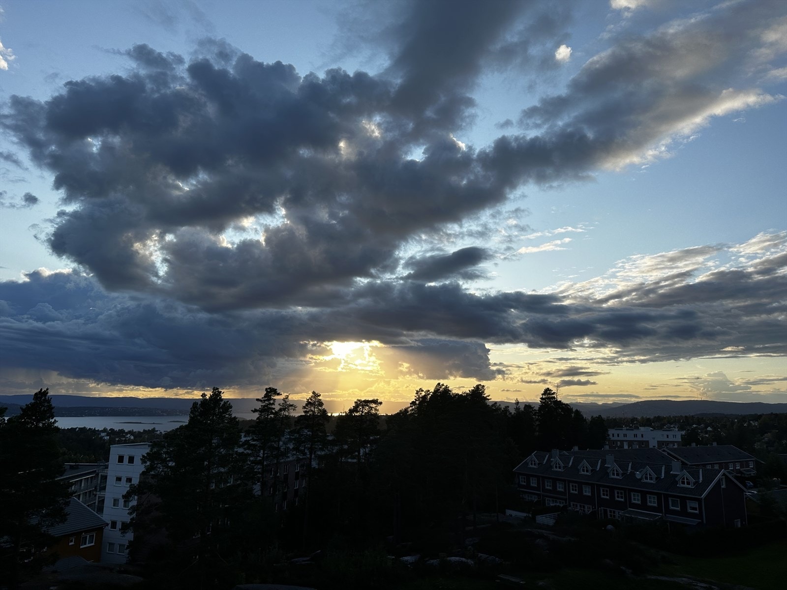 Utsyn til både flotte grøntarealer, Oslofjorden og Nesodden. Galleribilde
