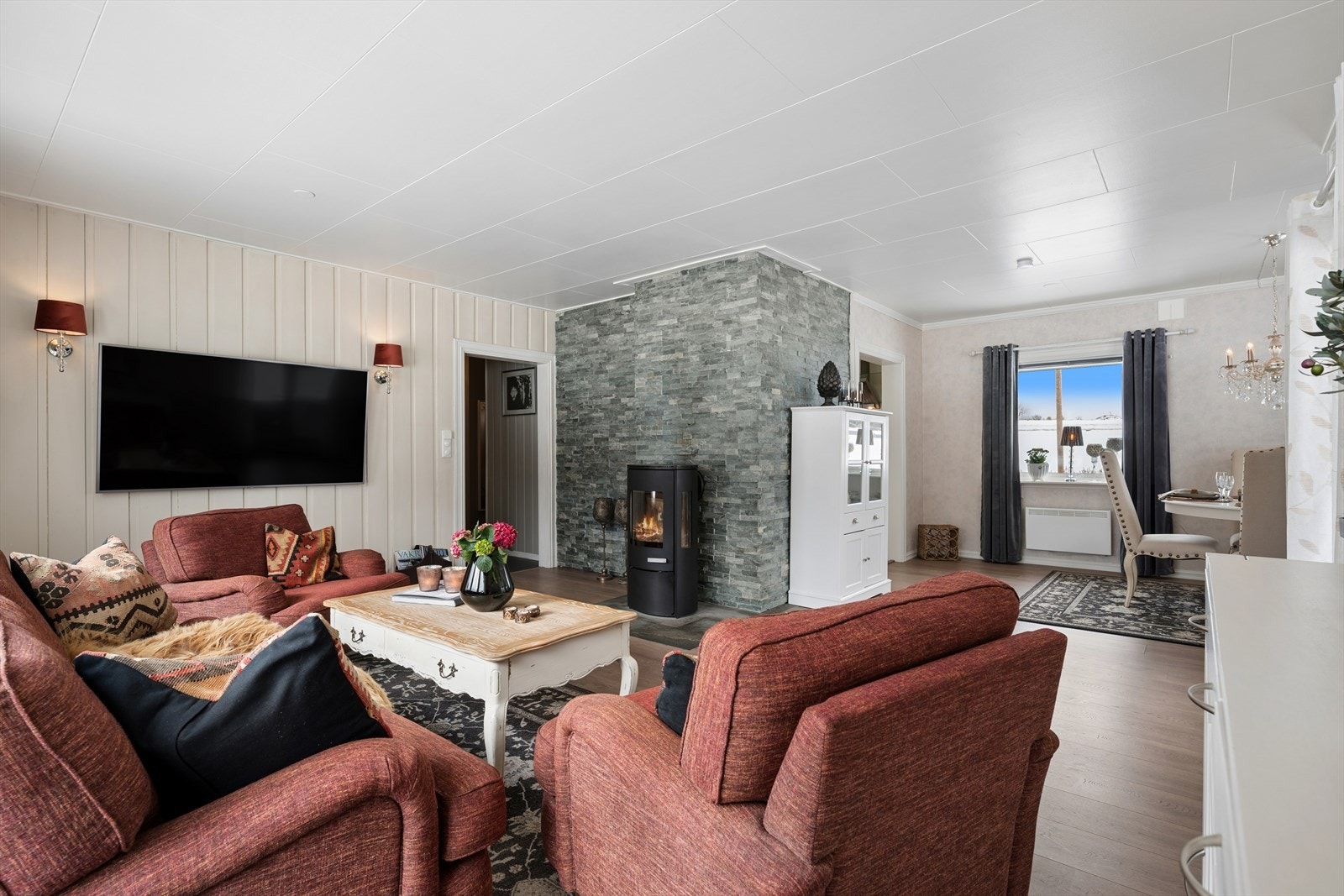 Sofakroken finner fort sin naturlige plass i rommet, og tv-en kan med fordel plasseres mot/på vegg. Galleribilde