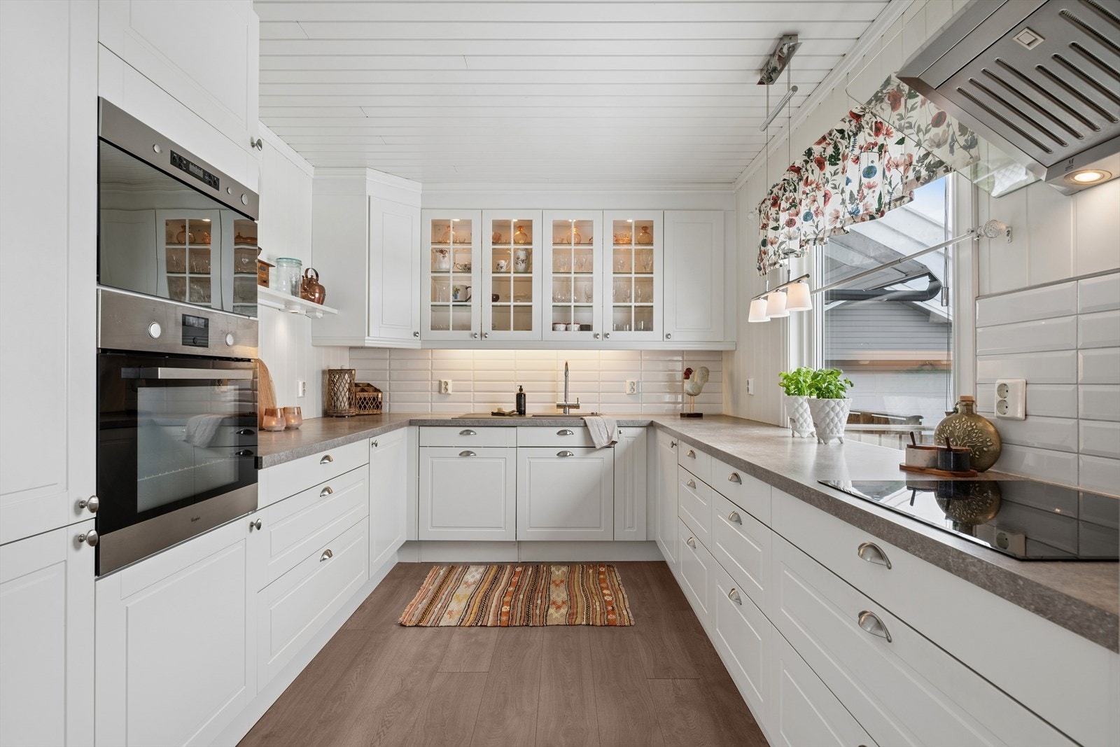 Kjøkkenet har en praktisk U-form med rikelig av skap- og benkeplass. Galleribilde