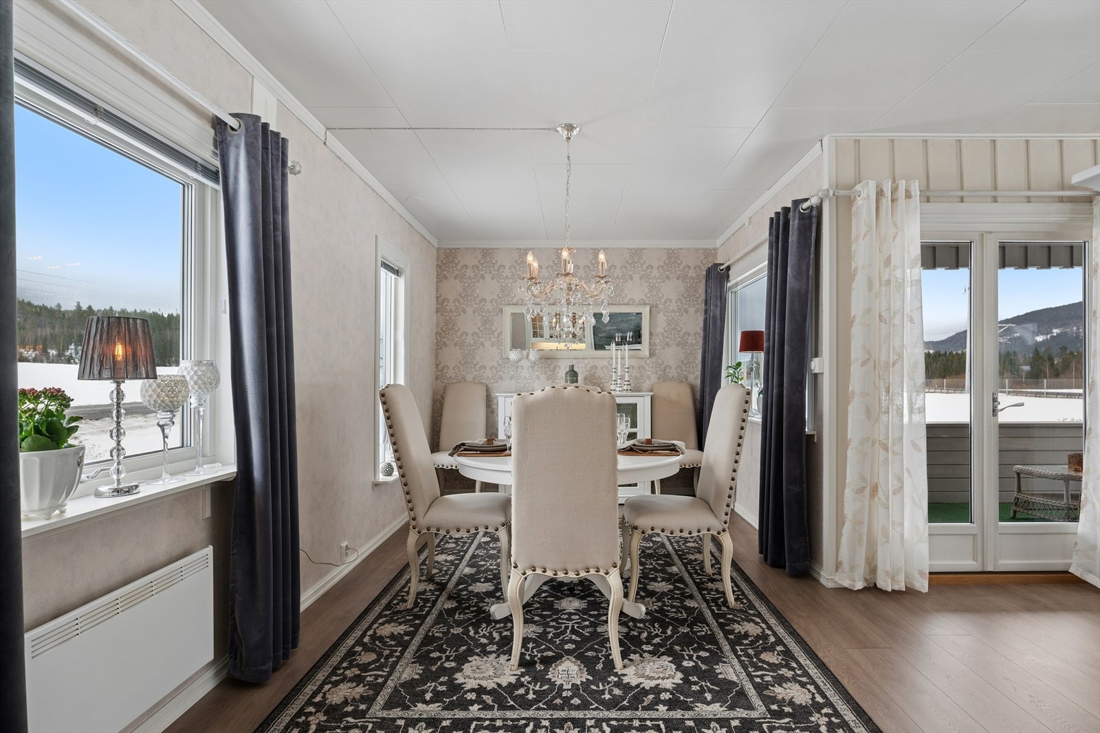 Spisestuen har plass til langbord for større selskaper. Galleribilde