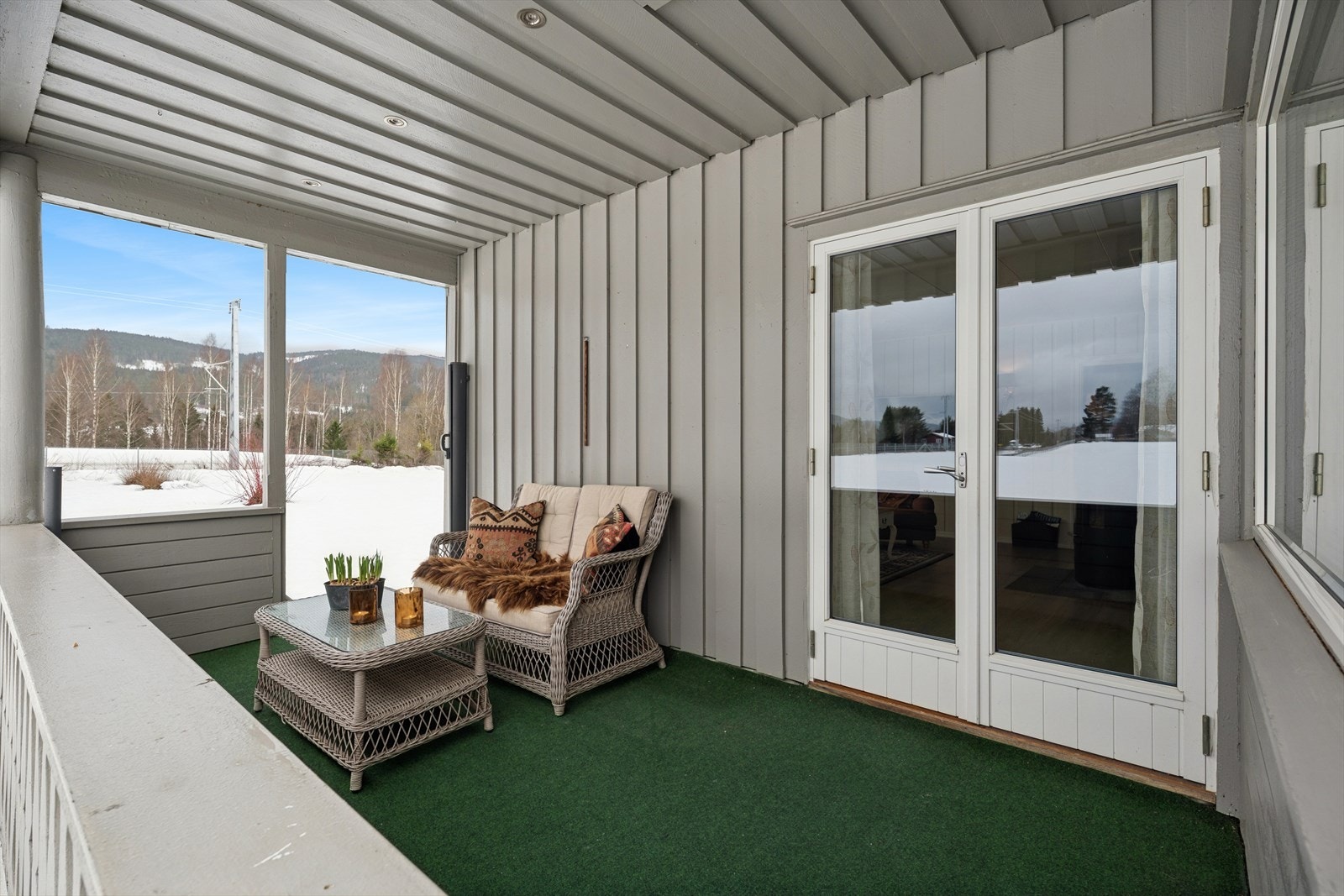 Den overbygde terrassen utenfor stuen er en fin forlengelse av oppholdsrommet. Galleribilde