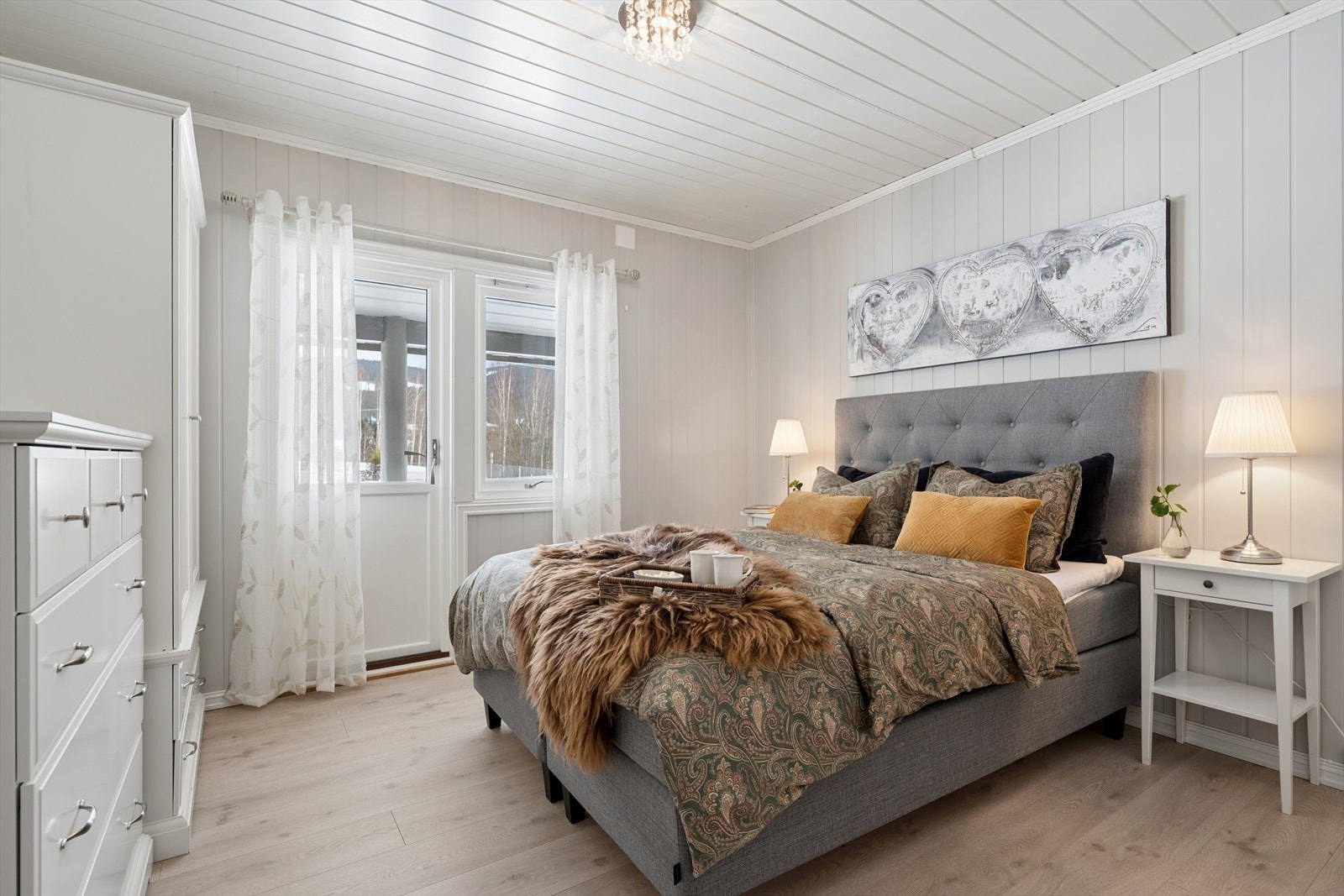 Hovedsoverommet har direkte utgang til en egen overbygget terrasse. Galleribilde